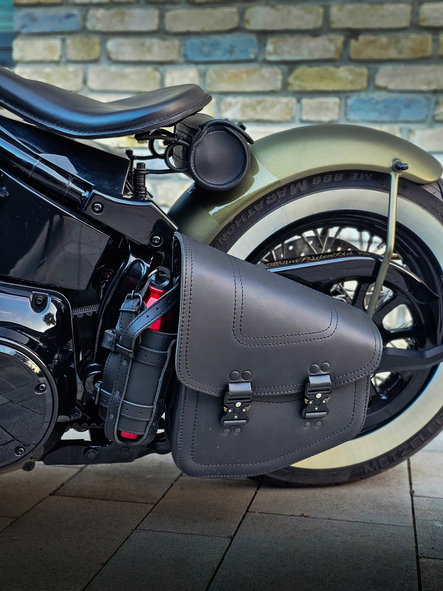 Bullet Blackline Schwingentasche passend für Harley-Davidson Softail