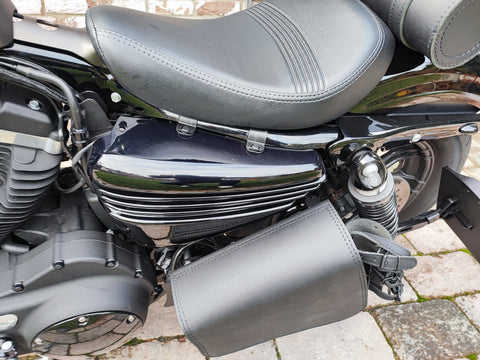 Clean Blackline Seitentasche mit Flaschenhalter passend für Harley-Davidson Sportster