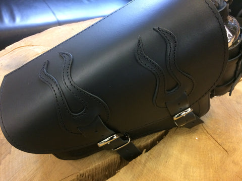 Flame Schwarz Seitentasche mit Flaschenhalter passend für Harley-Davidson Sportster