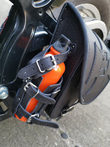 Diablo Malteser Schwarz Schwingentasche mit Flaschenhalter passend für Harley-Davidson Softail