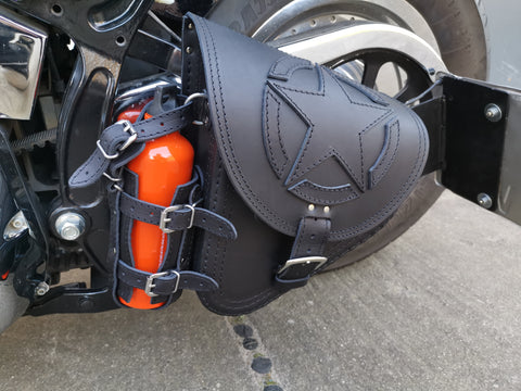 Fortuna Schwarz Schwingentasche mit Flaschenhalter passend für Harley-Davidson Softail
