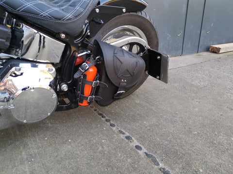 Fortuna Schwarz Schwingentasche mit Flaschenhalter + Werkzeugrolle Tool Stern passend für Harley-Davidson Softail