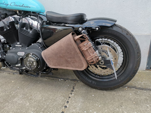 Clean Braun Seitentasche mit Flaschenhalter passend für Harley-Davidson Sportster