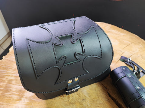 Sporty Maltese black swingarm bag with bottle holder suitable for Harley-Davidson Sportster