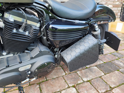 Clean Comb Blackline side bag with bottle holder suitable for Harley-Davidson Sportster