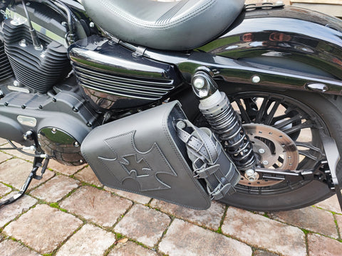 Clean Maltese Blackline side bag with bottle holder suitable for Harley-Davidson Sportster