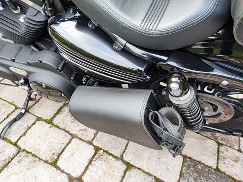 Clean Blackline side bag with bottle holder suitable for Harley-Davidson Sportster