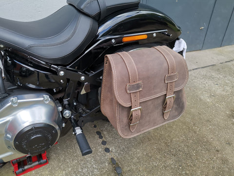 Zeus Brown side case + holder XL suitable for Softail from 2018 until today