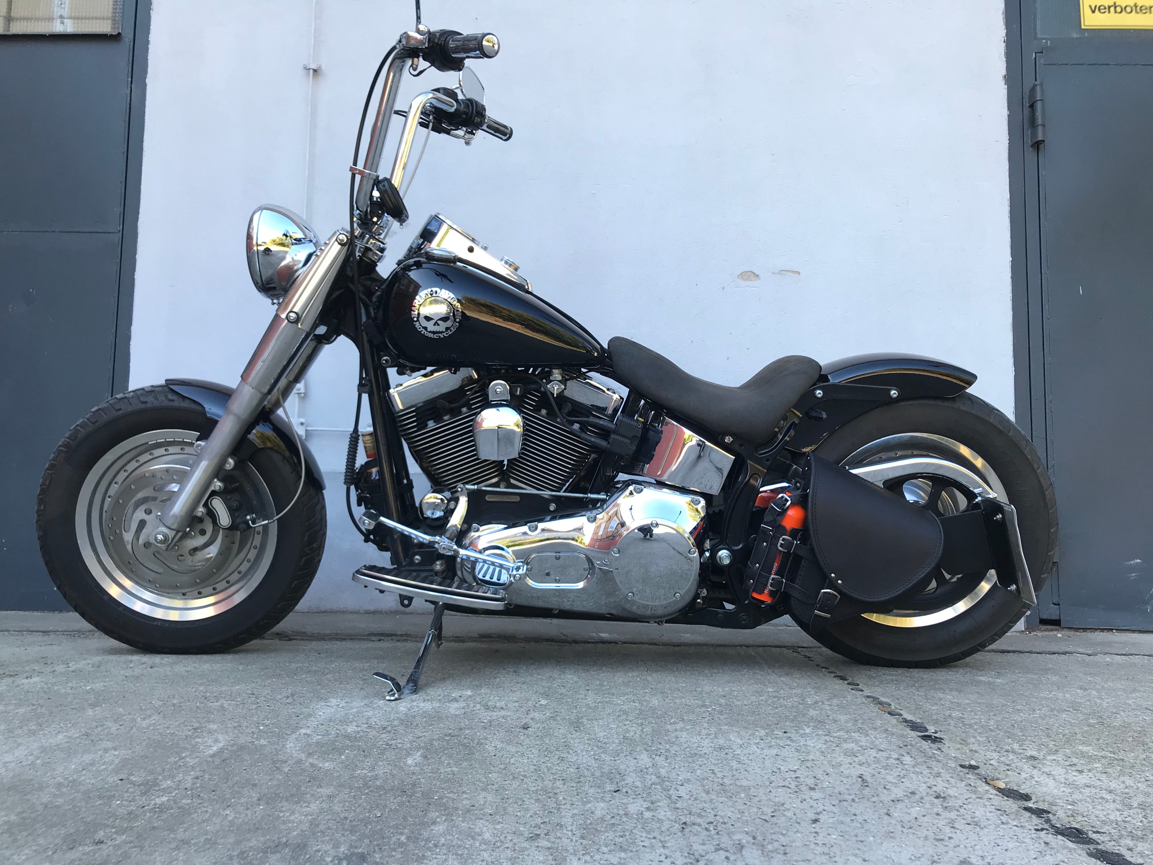 Diablo schwarz Schwingentasche Set + Schwingenhalter Softail bis 2017