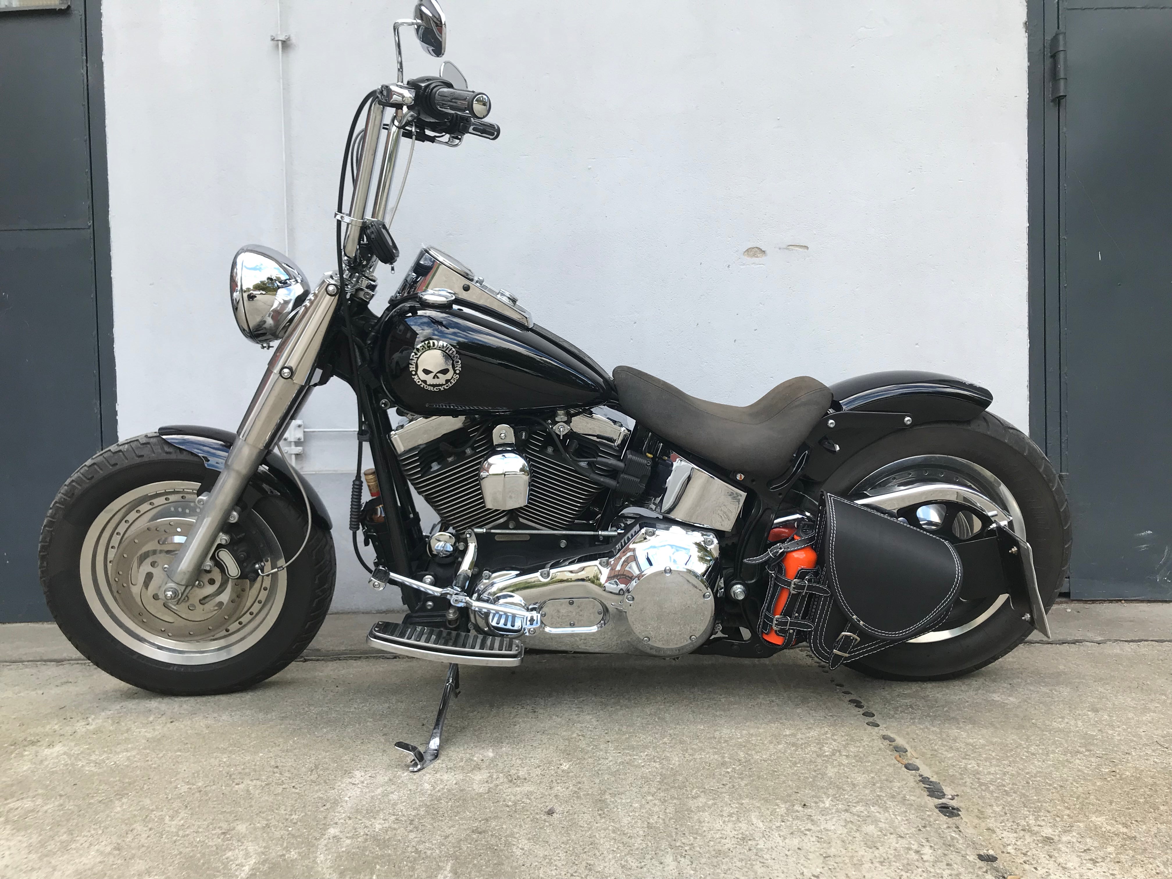 Diablo weiß Schwingentasche Set + Schwingenhalter Softail bis 2017