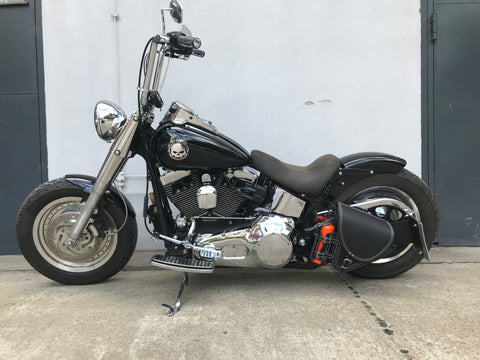 Diablo weiß Schwingentasche Set + Schwingenhalter Softail bis 2017