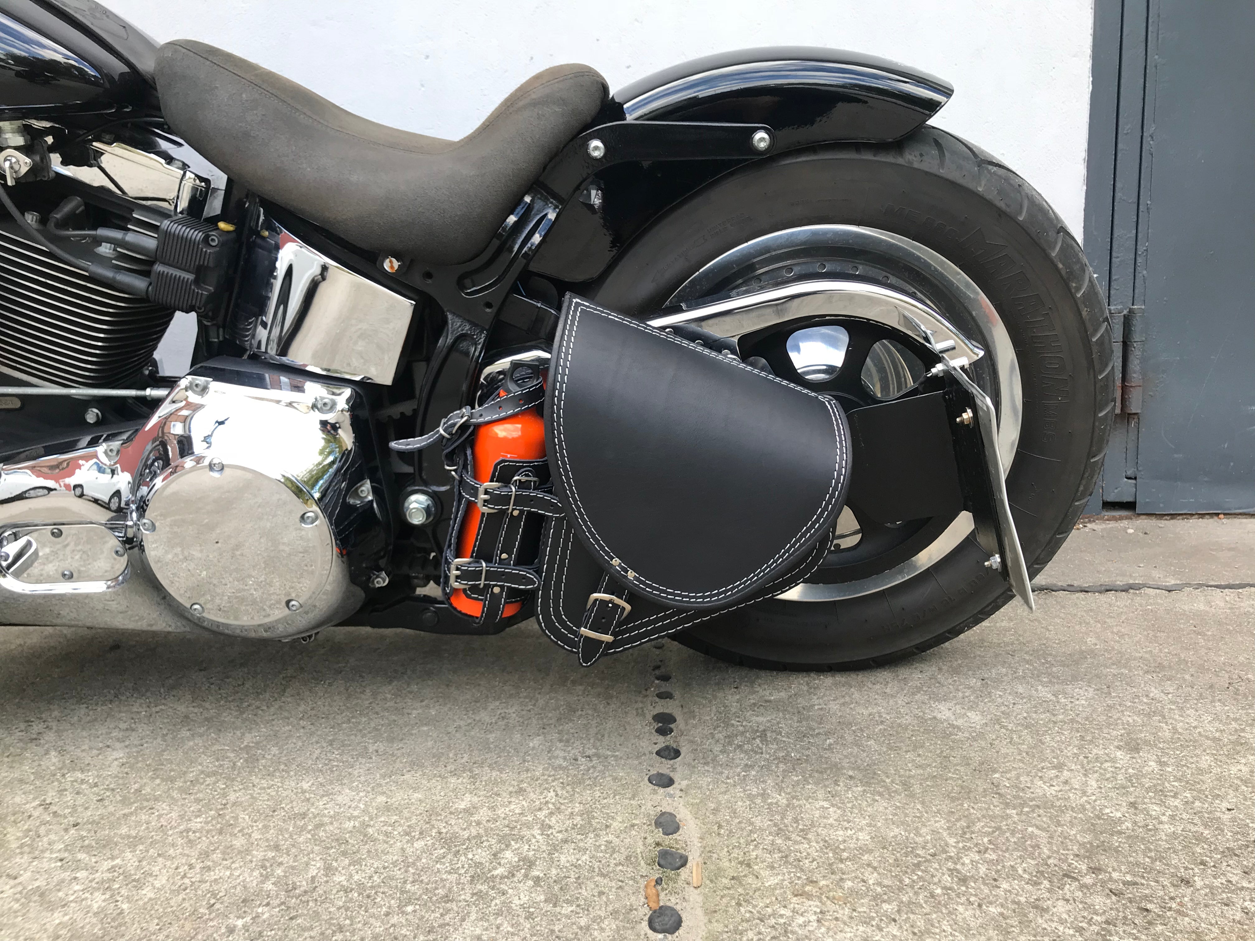 Diablo weiß Schwingentasche Set + Schwingenhalter Softail bis 2017