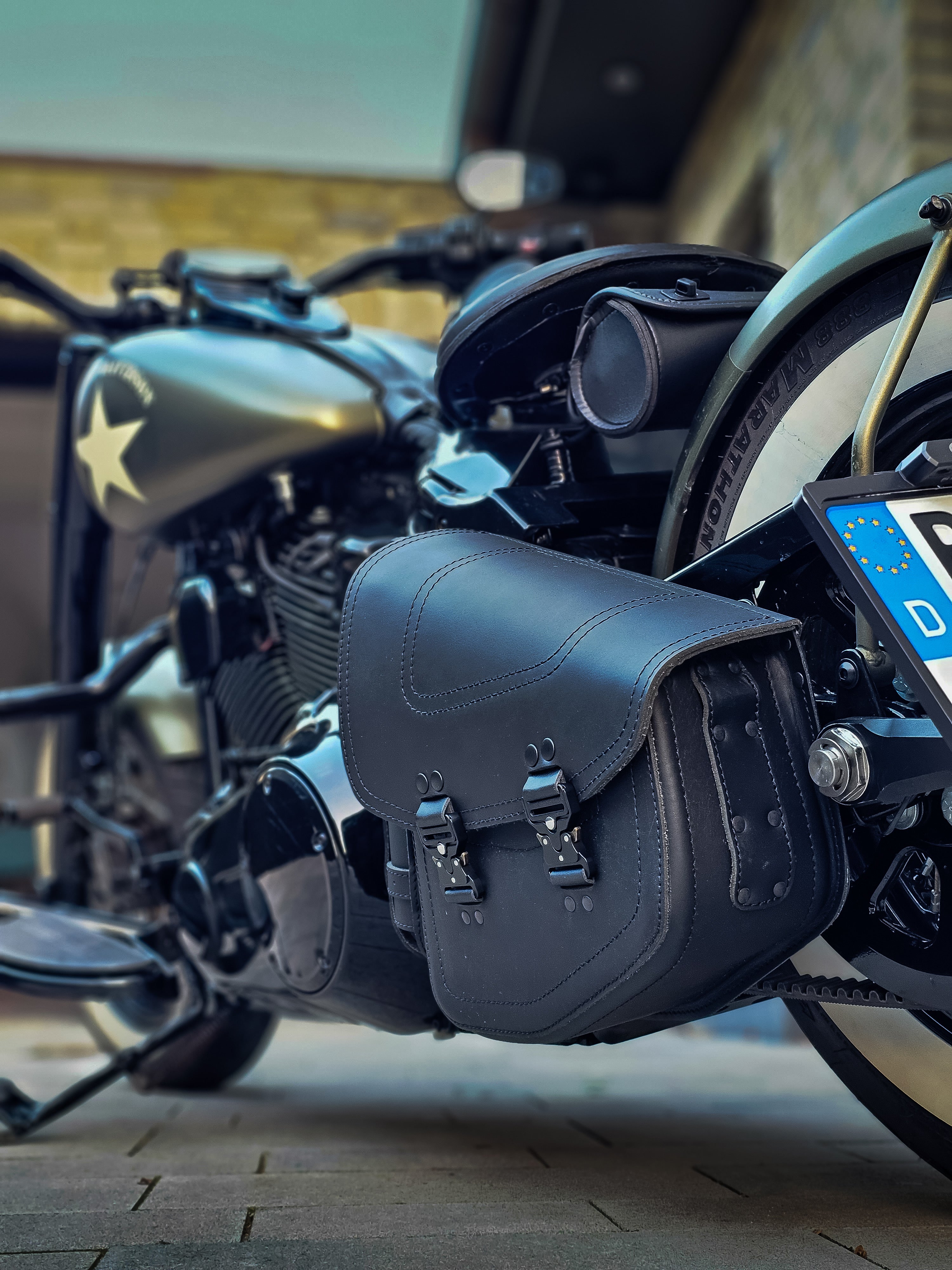 Bullet Blackline Schwingentasche Set + Schwingenhalter Softail ab 2018