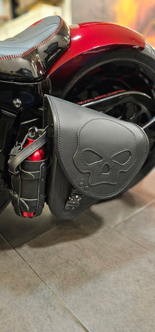 Diablo Skull Blackline Schwingentasche mit Flaschenhalter passend für Harley-Davidson Softail