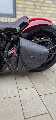 Diablo Skull Blackline Schwingentasche mit Flaschenhalter passend für Harley-Davidson Softail