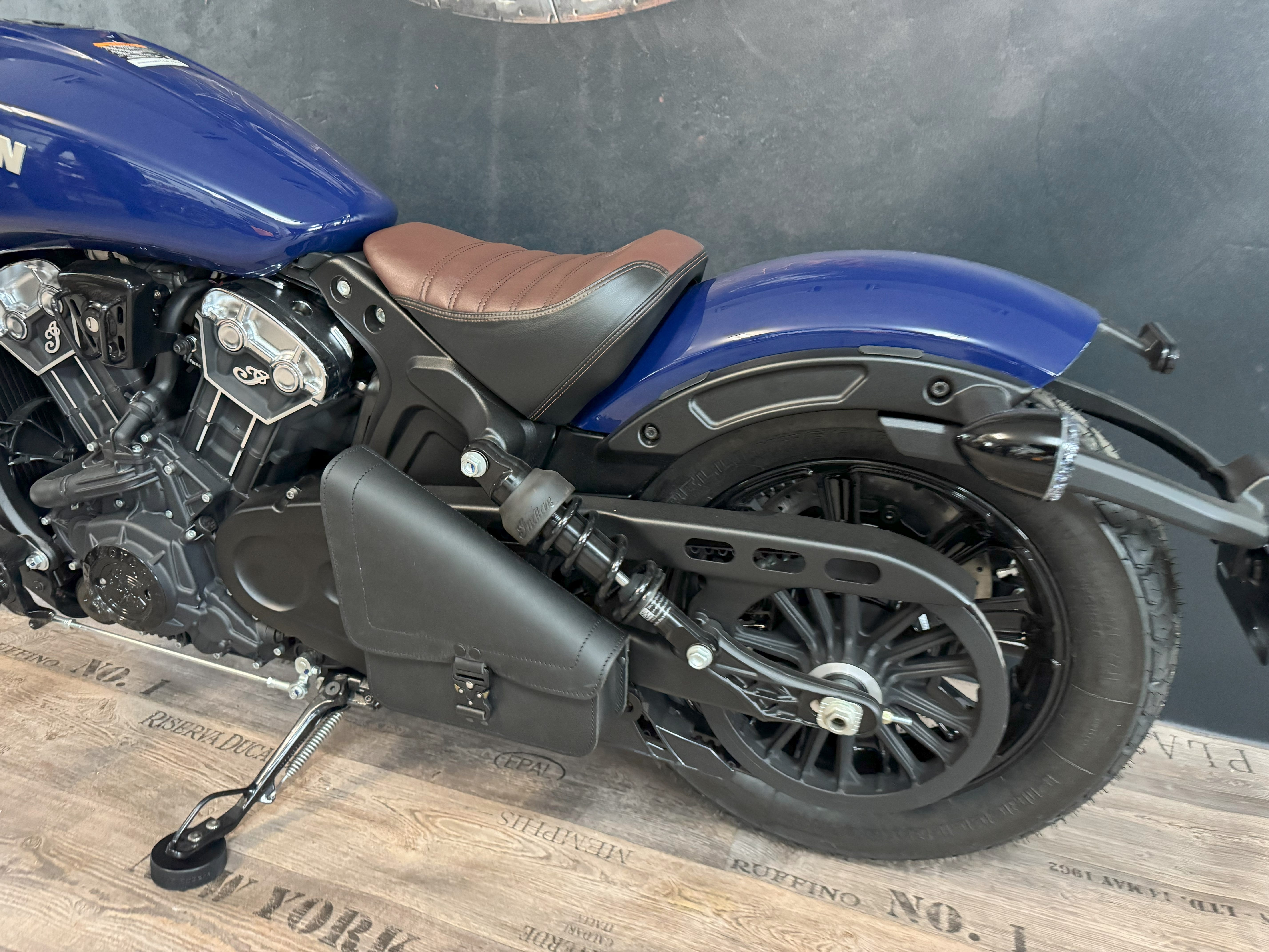 ANUK schwarz Schwingentasche inkl. Halter passend für Indian Scout