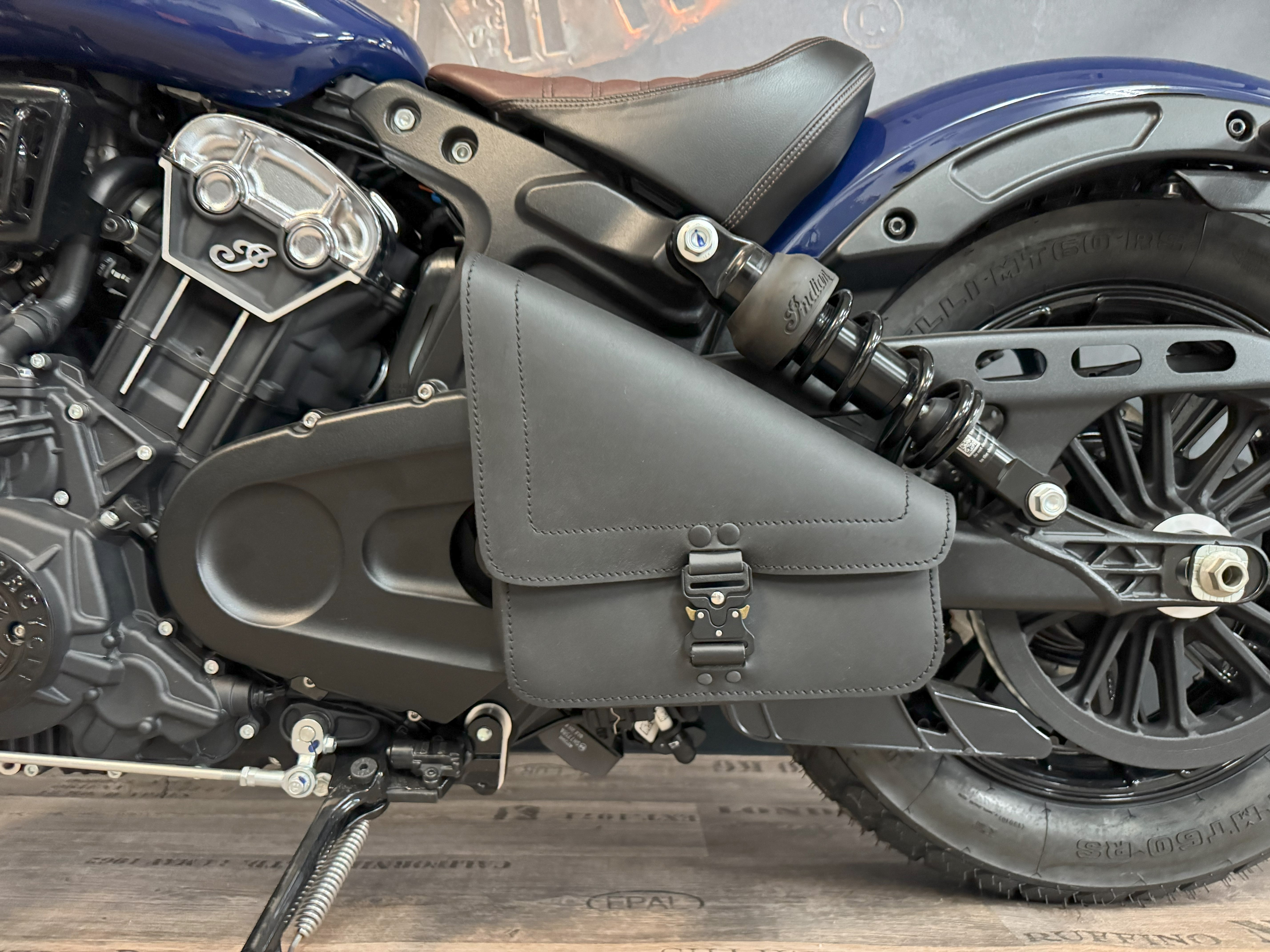 ANUK schwarz Schwingentasche inkl. Halter passend für Indian Scout