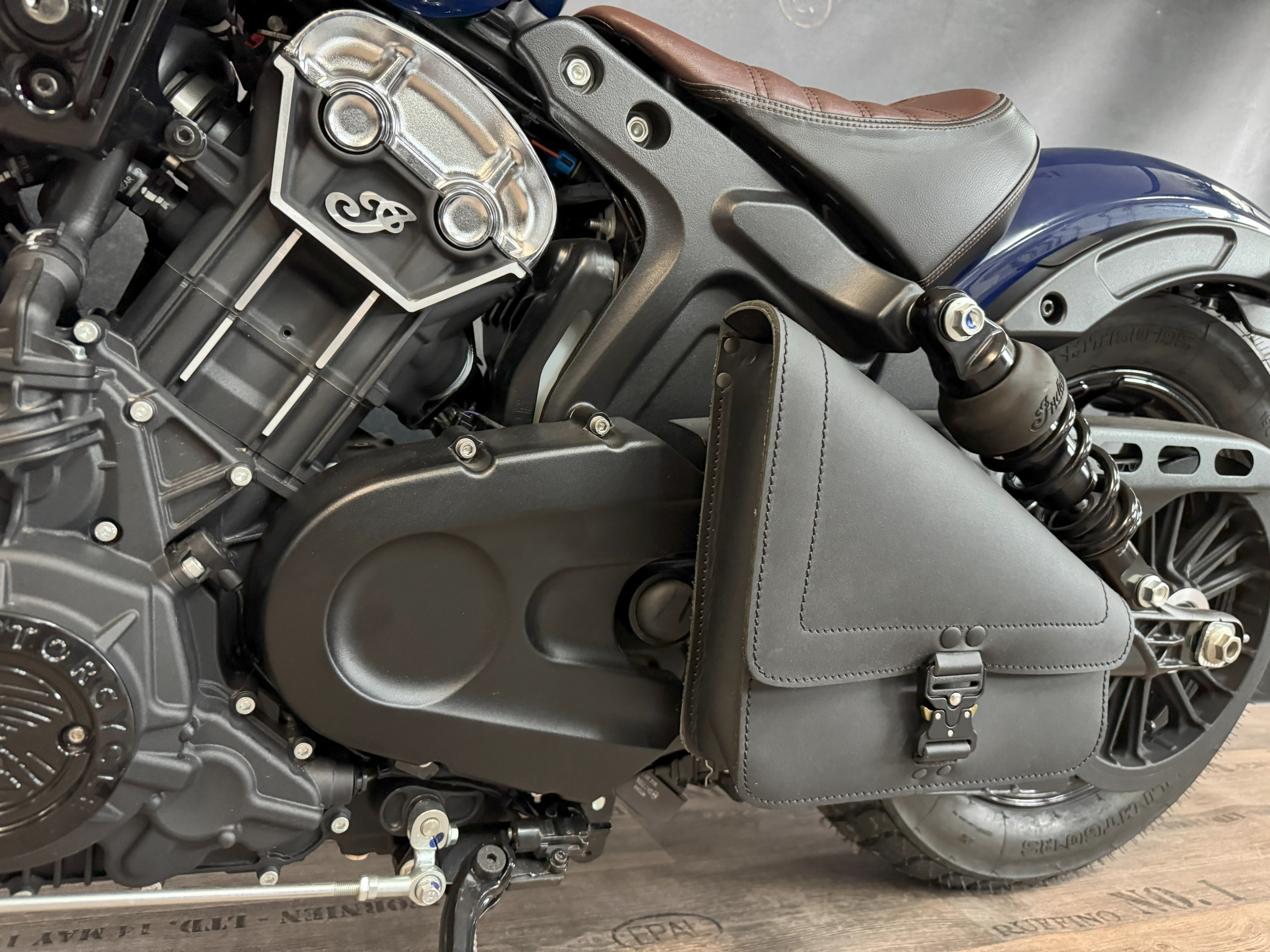 ANUK schwarz Schwingentasche inkl. Halter passend für Indian Scout