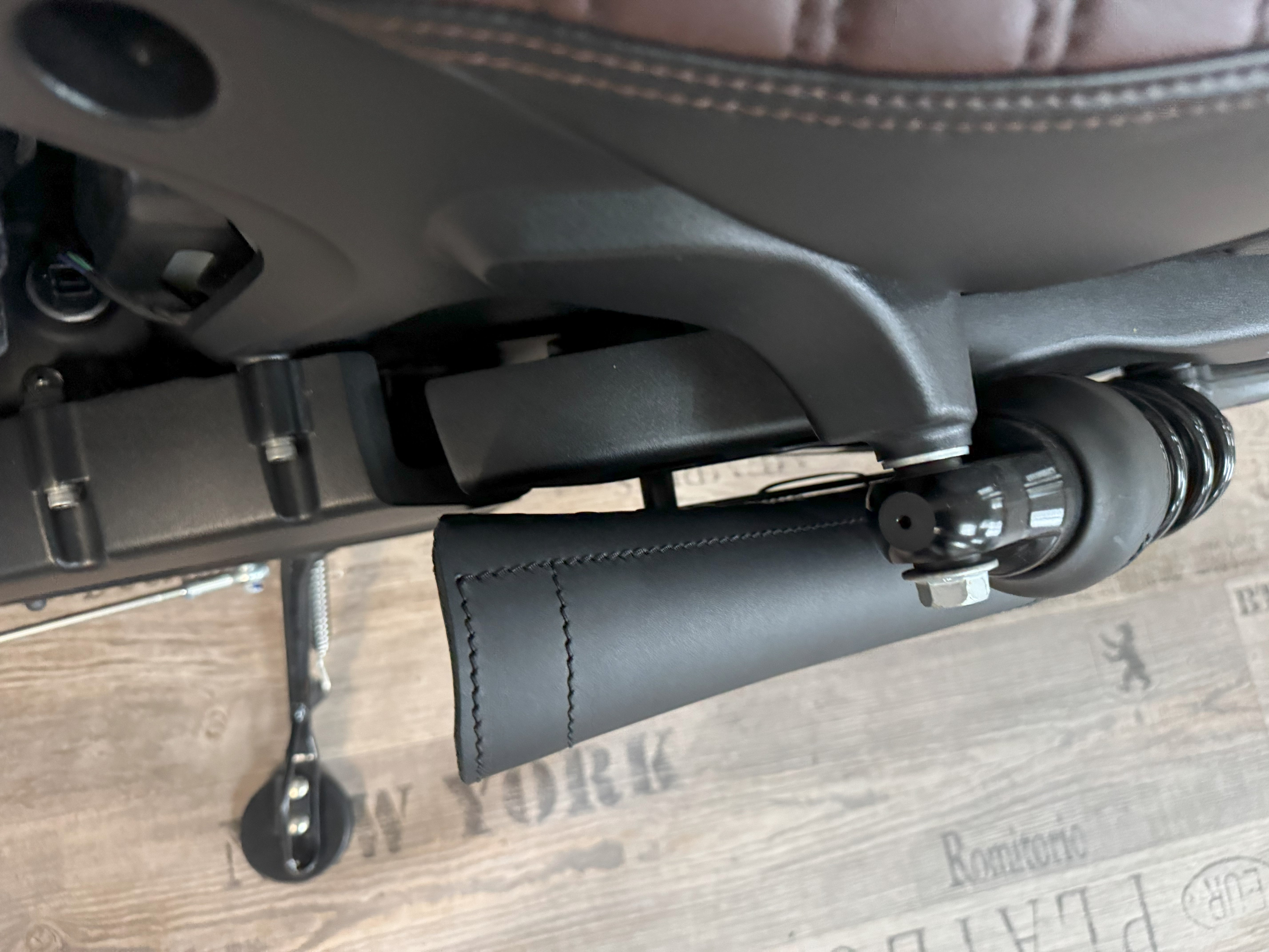 ANUK schwarz Schwingentasche inkl. Halter passend für Indian Scout