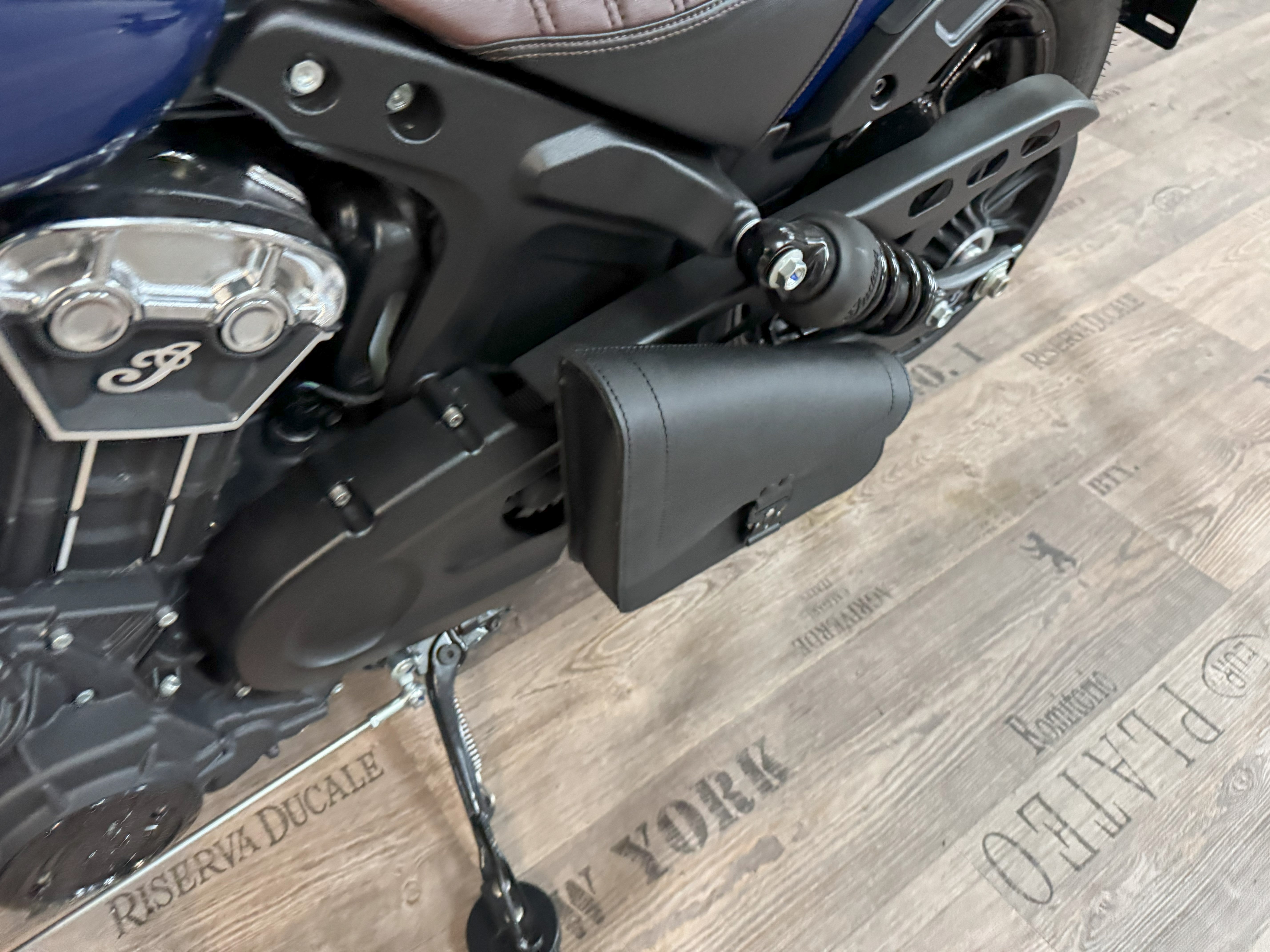 ANUK schwarz Schwingentasche inkl. Halter passend für Indian Scout