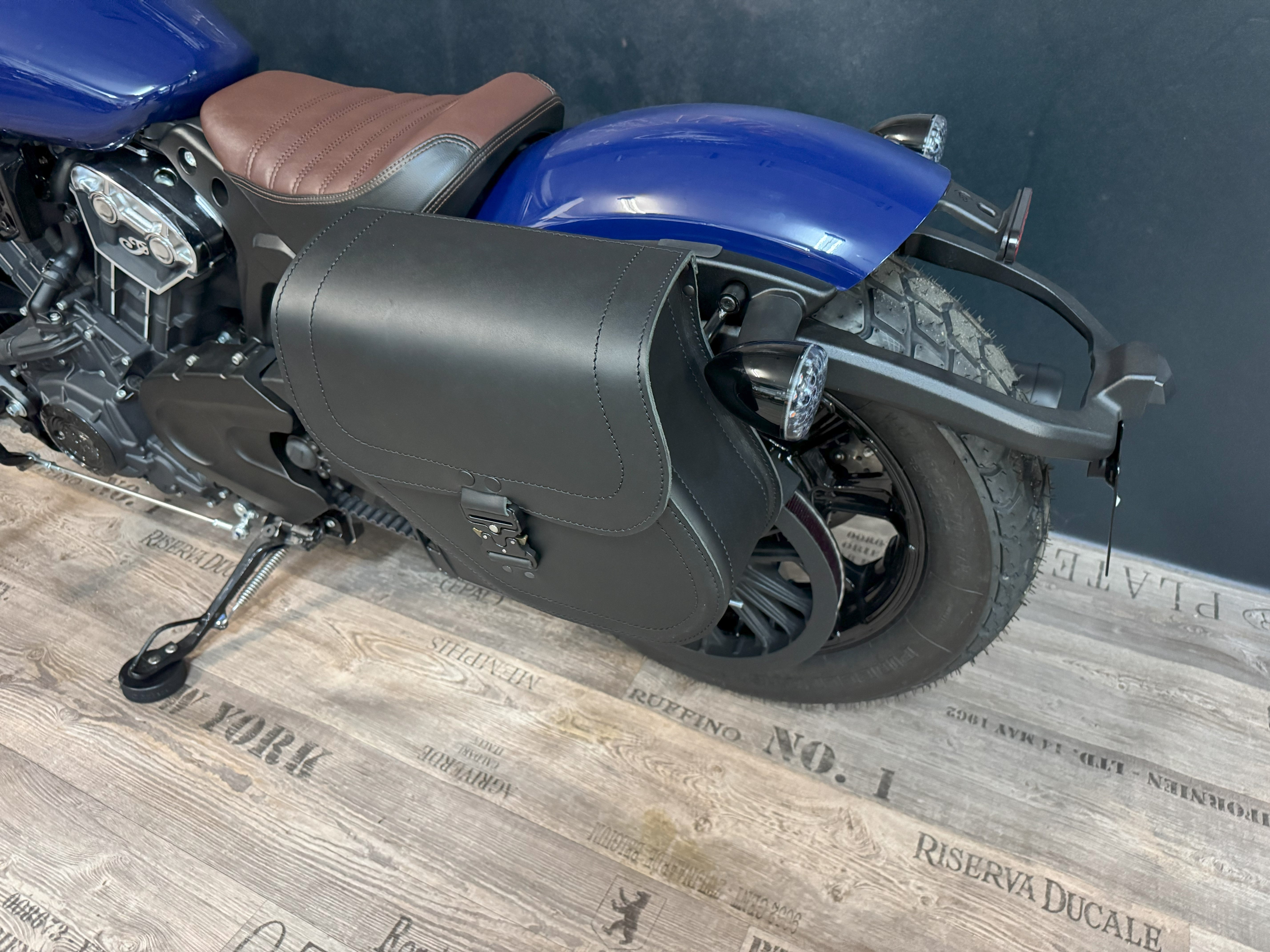 YUMA schwarz links Seitentasche passend für Indian Scout / Chief
