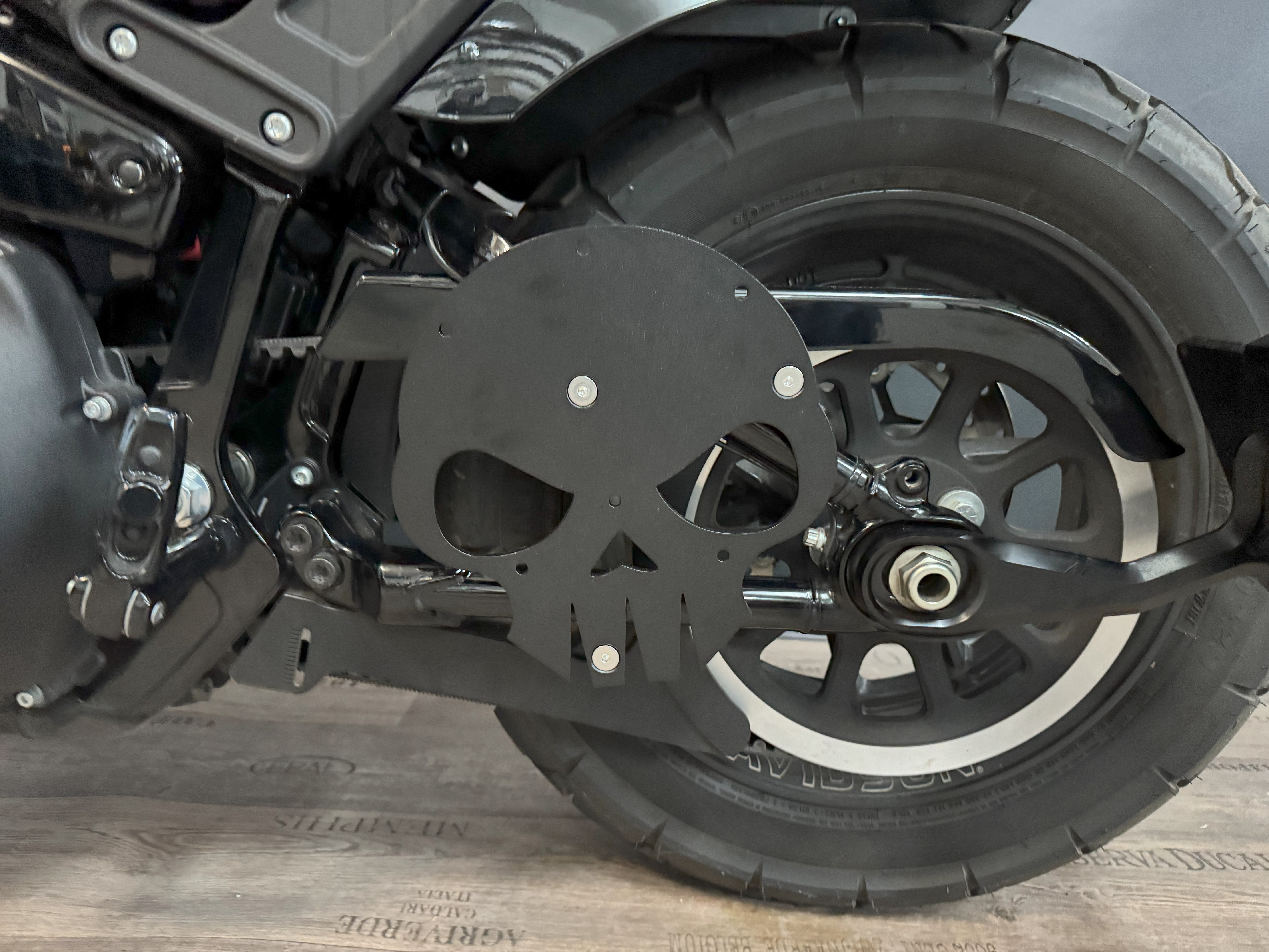 Diablo Malteser schwarz Schwingentasche Set + Schwingenhalter Softail ab 2018