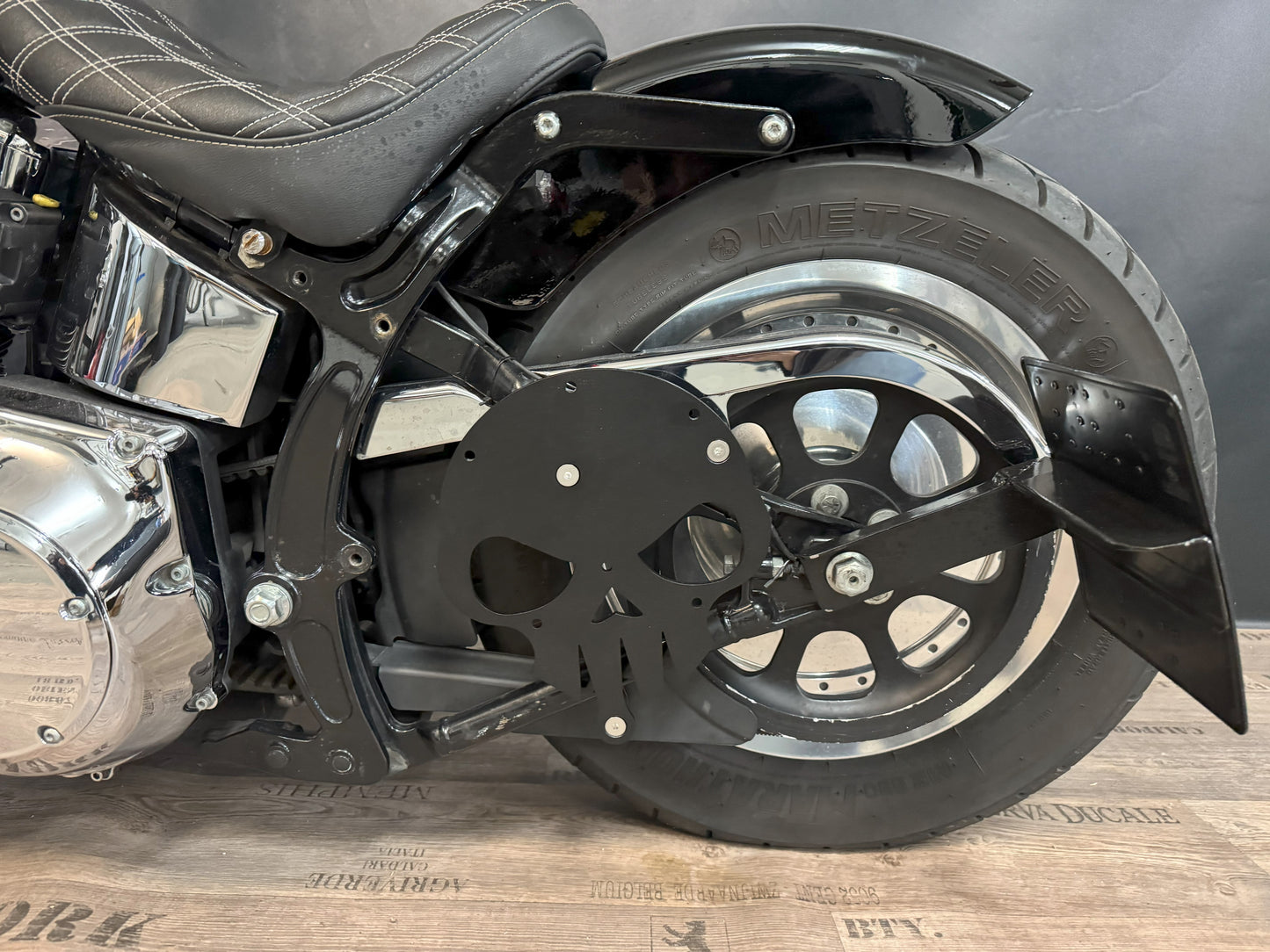 Diablo Malteser schwarz Schwingentasche Set + Schwingenhalter Softail bis 2017