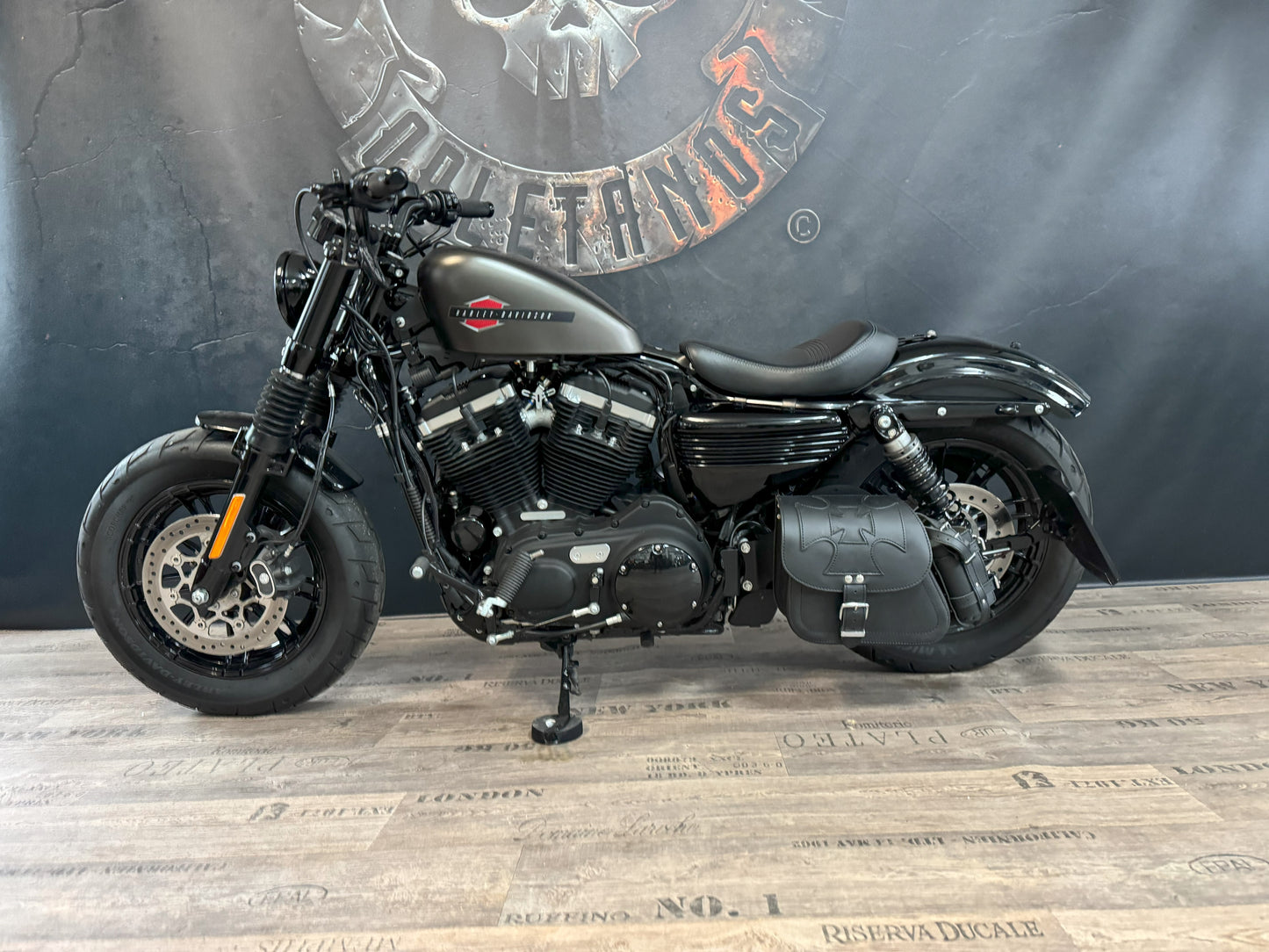 Sporty Malteser schwarz Schwingentasche mit Flaschenhalter passend für Harley-Davidson Sportster