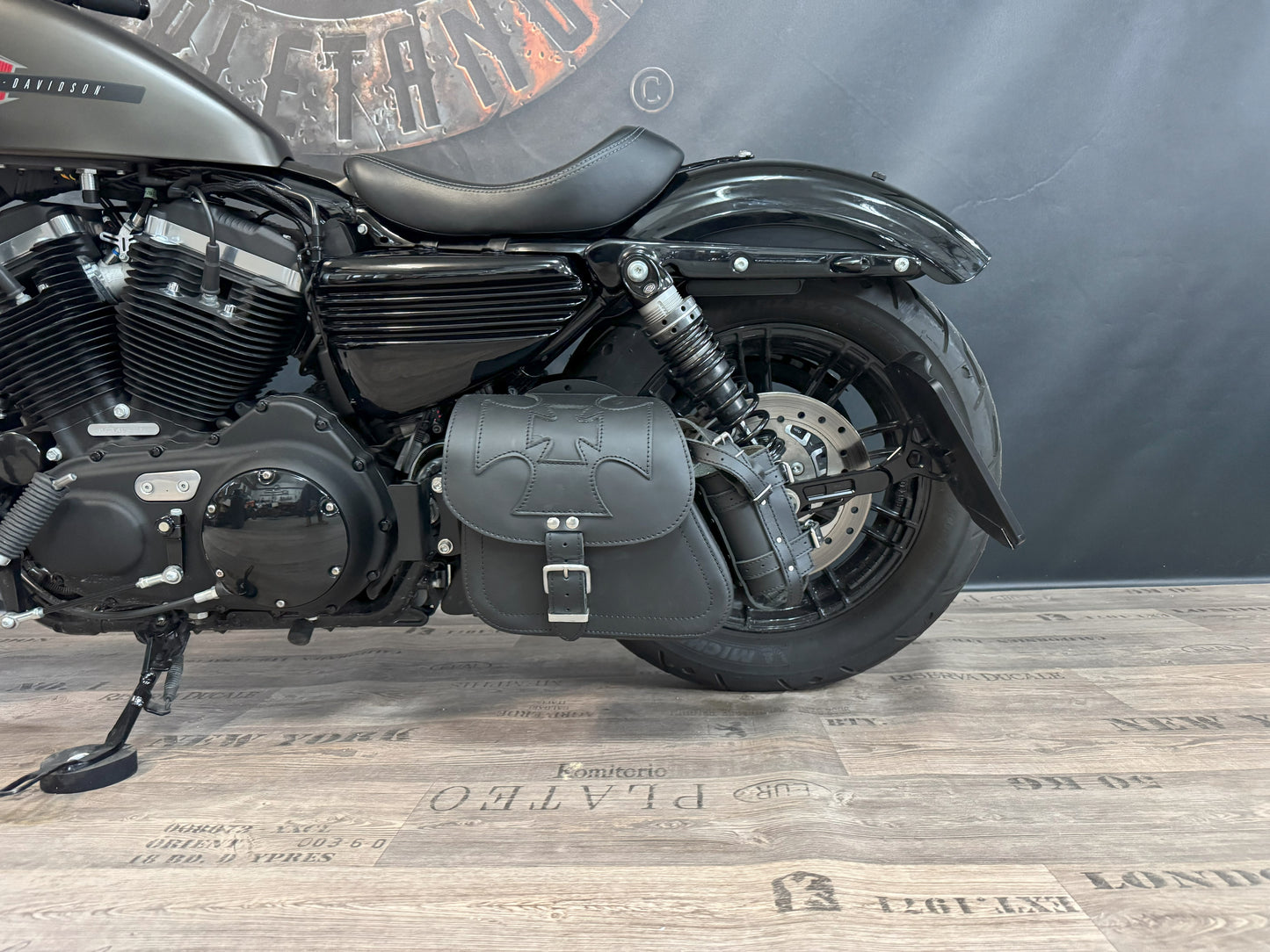 Sporty Malteser schwarz Schwingentasche mit Flaschenhalter passend für Harley-Davidson Sportster