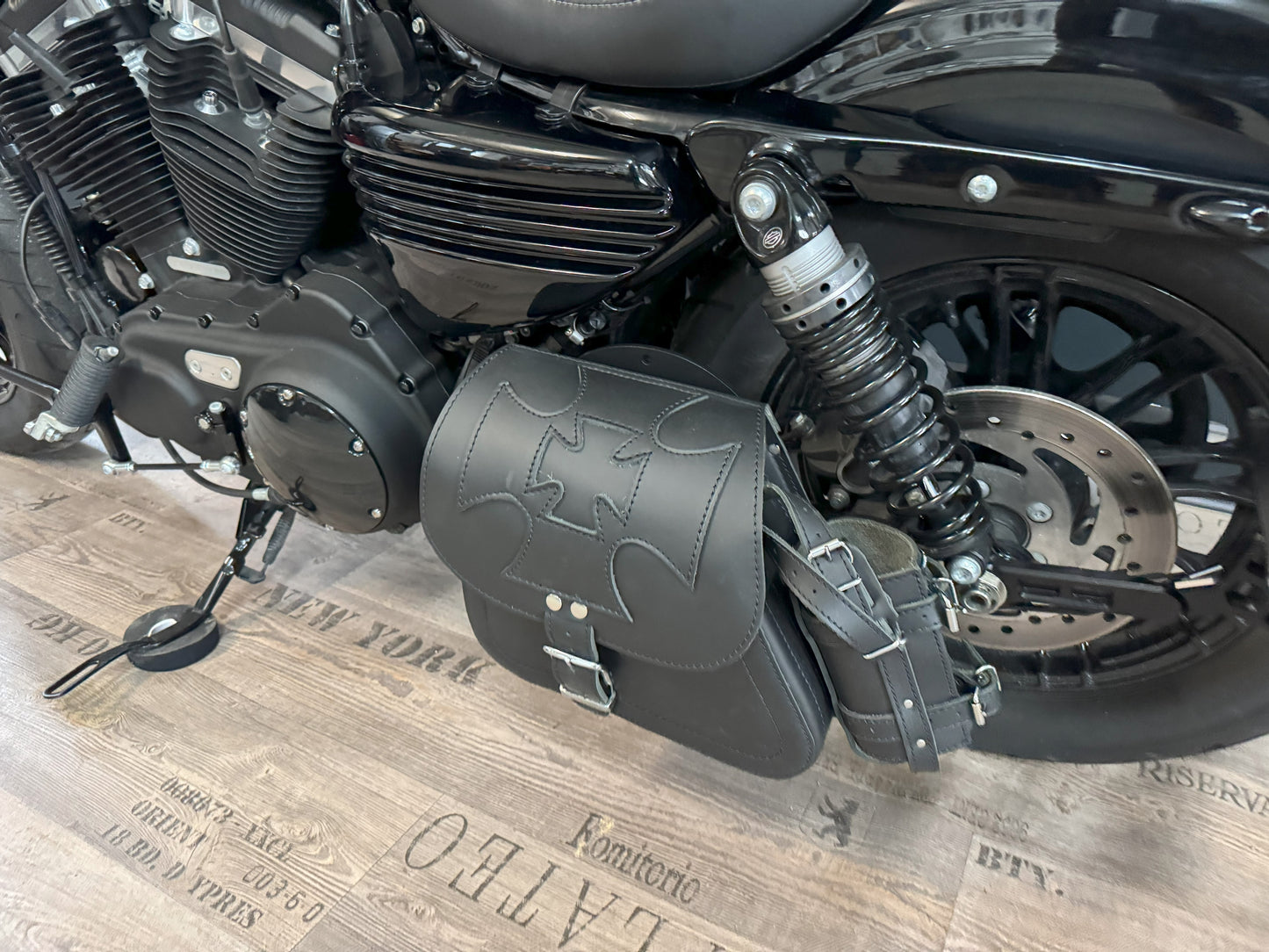 Sporty Malteser schwarz Schwingentasche mit Flaschenhalter passend für Harley-Davidson Sportster