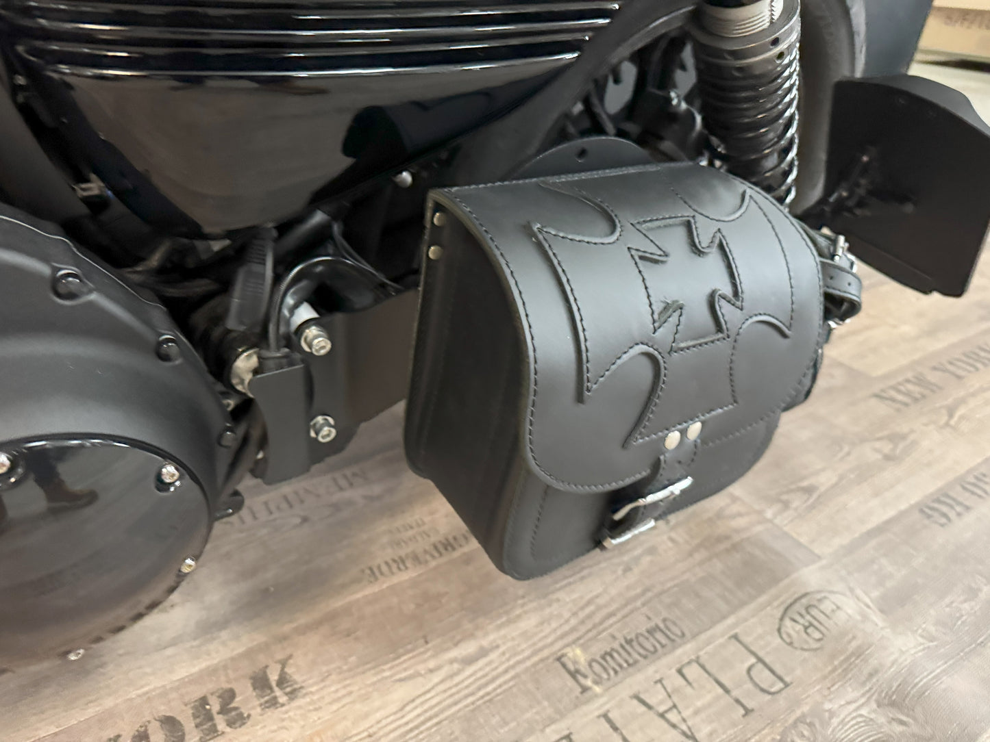 Sporty Malteser schwarz Schwingentasche mit Flaschenhalter passend für Harley-Davidson Sportster