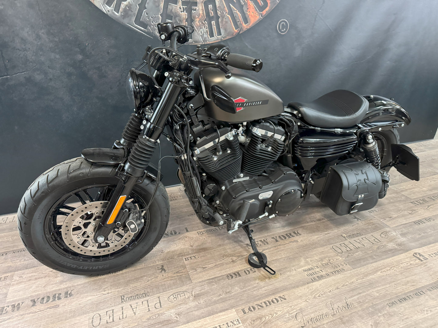Sporty Malteser schwarz Schwingentasche mit Flaschenhalter passend für Harley-Davidson Sportster