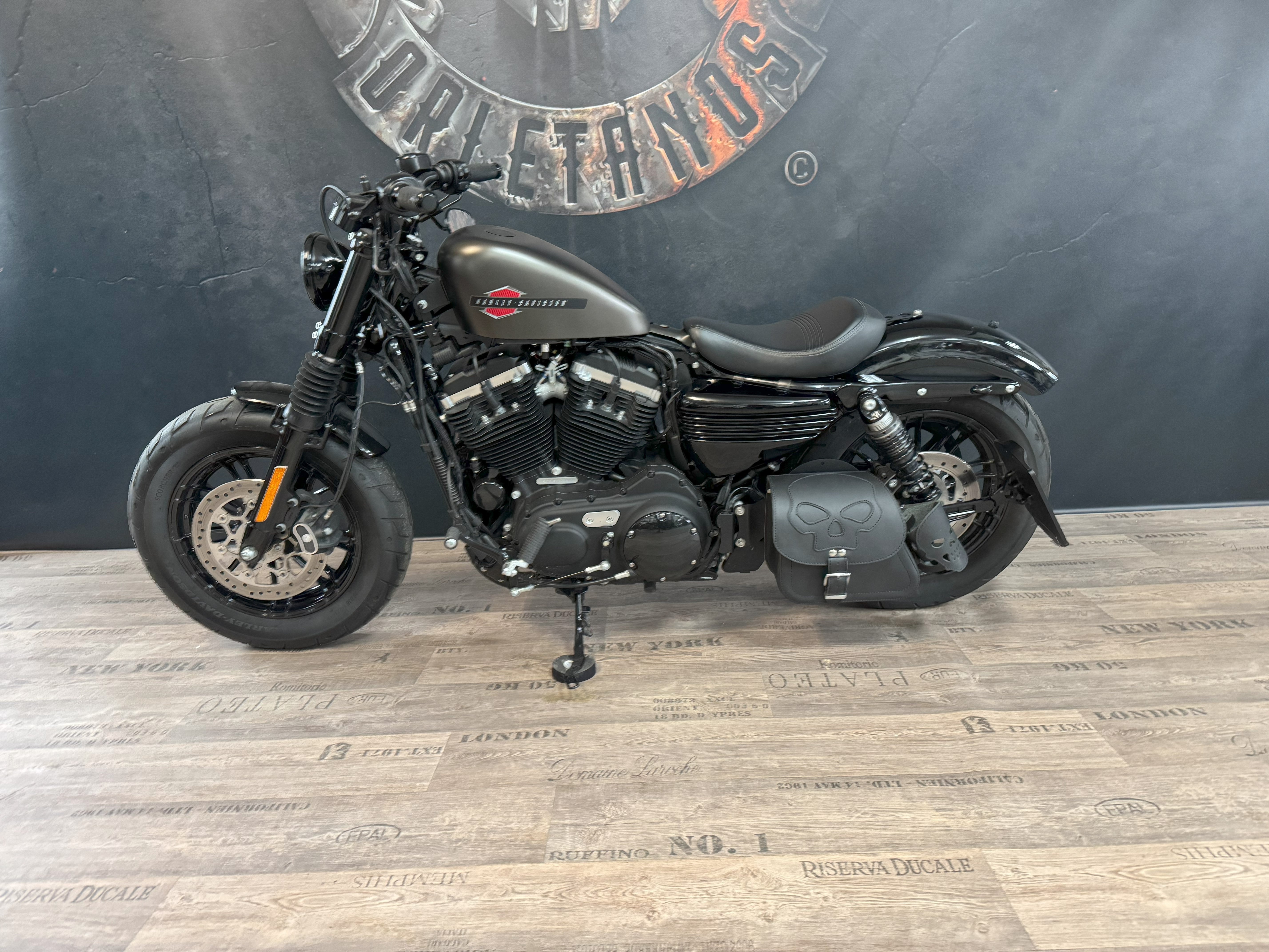 Sporty Skull Schwarz + Halter passend für Sportster Schwingentaschen