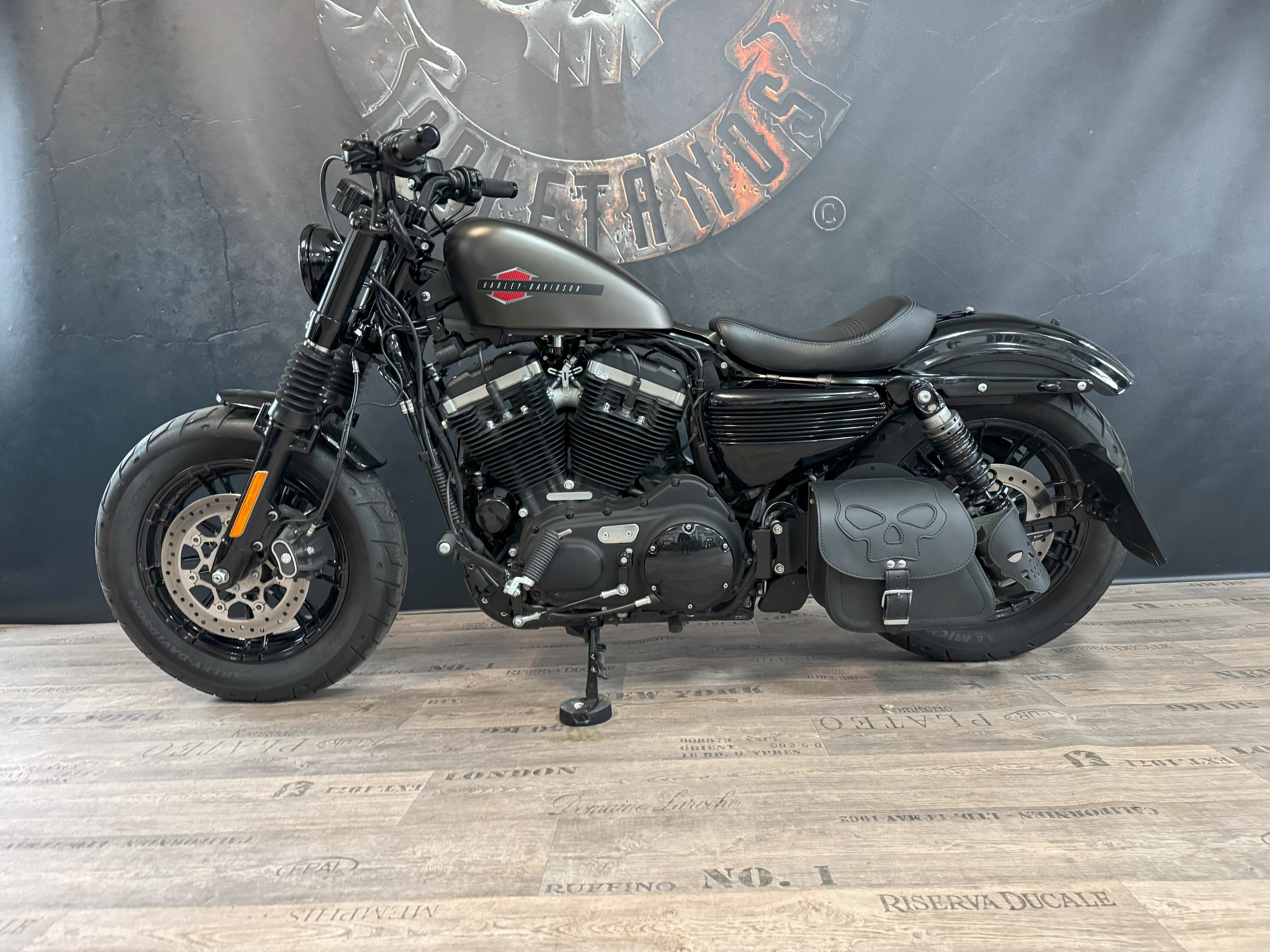 Sporty Skull Schwarz + Halter passend für Sportster Schwingentaschen