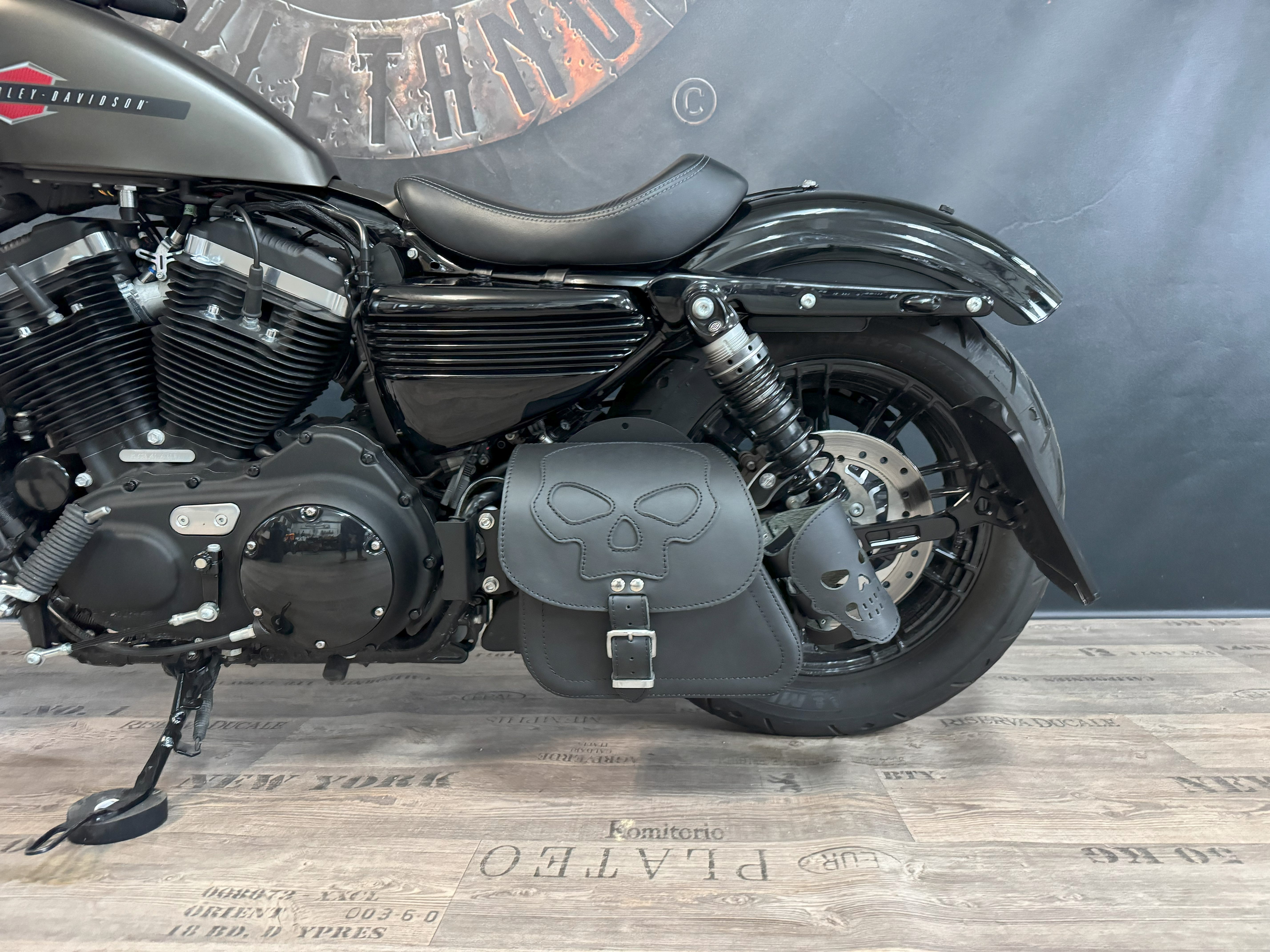 Sporty Skull Schwarz + Halter passend für Sportster Schwingentaschen