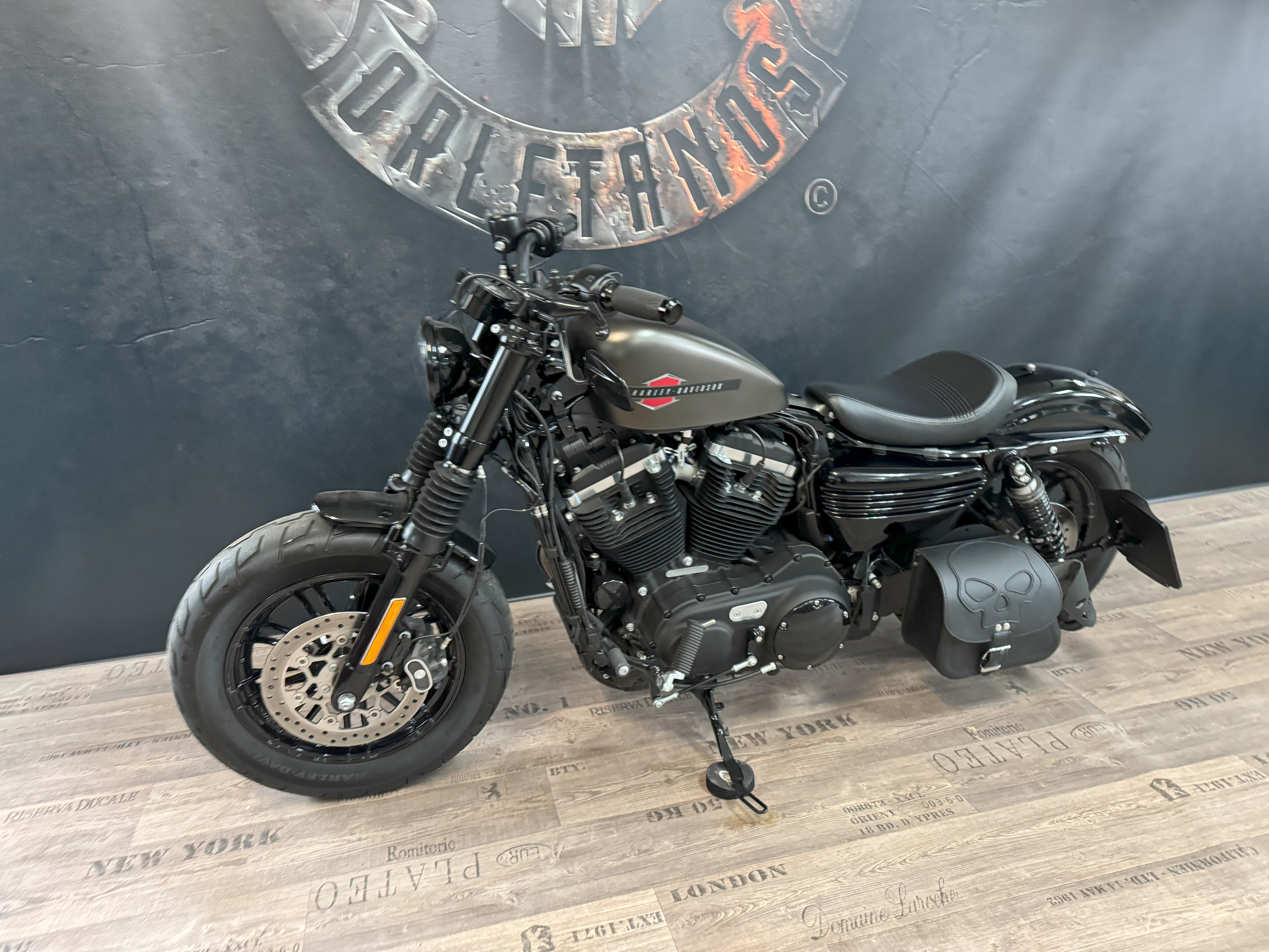 Sporty Skull Schwarz + Halter passend für Sportster Schwingentaschen