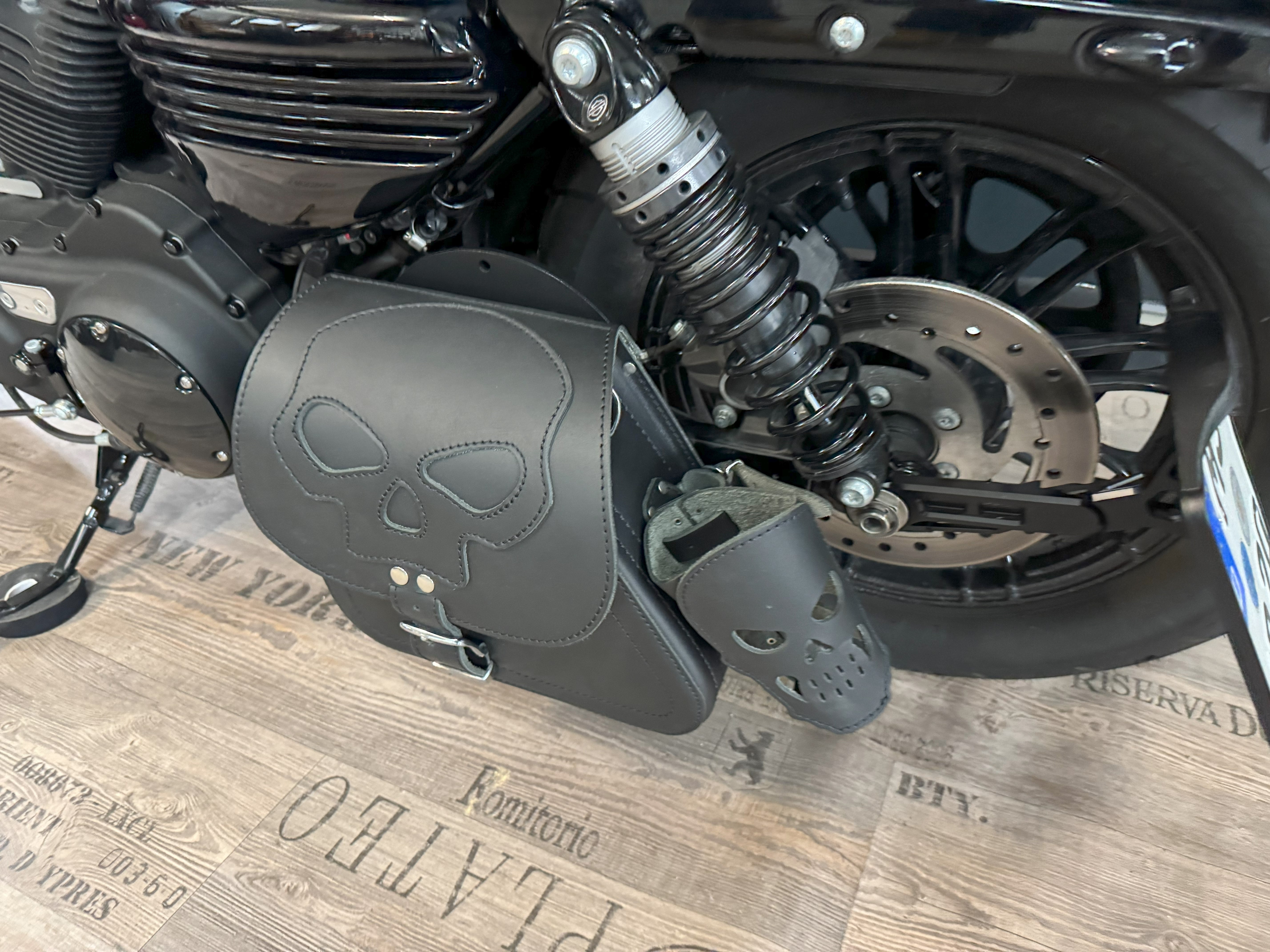 Sporty Skull Schwarz + Halter passend für Sportster Schwingentaschen