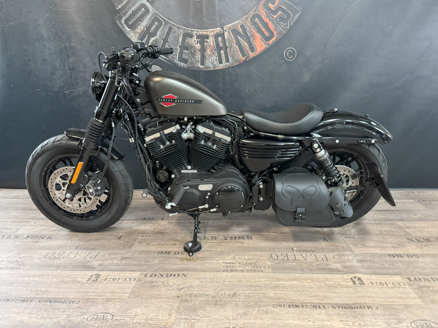 Sporty Skull Blackline