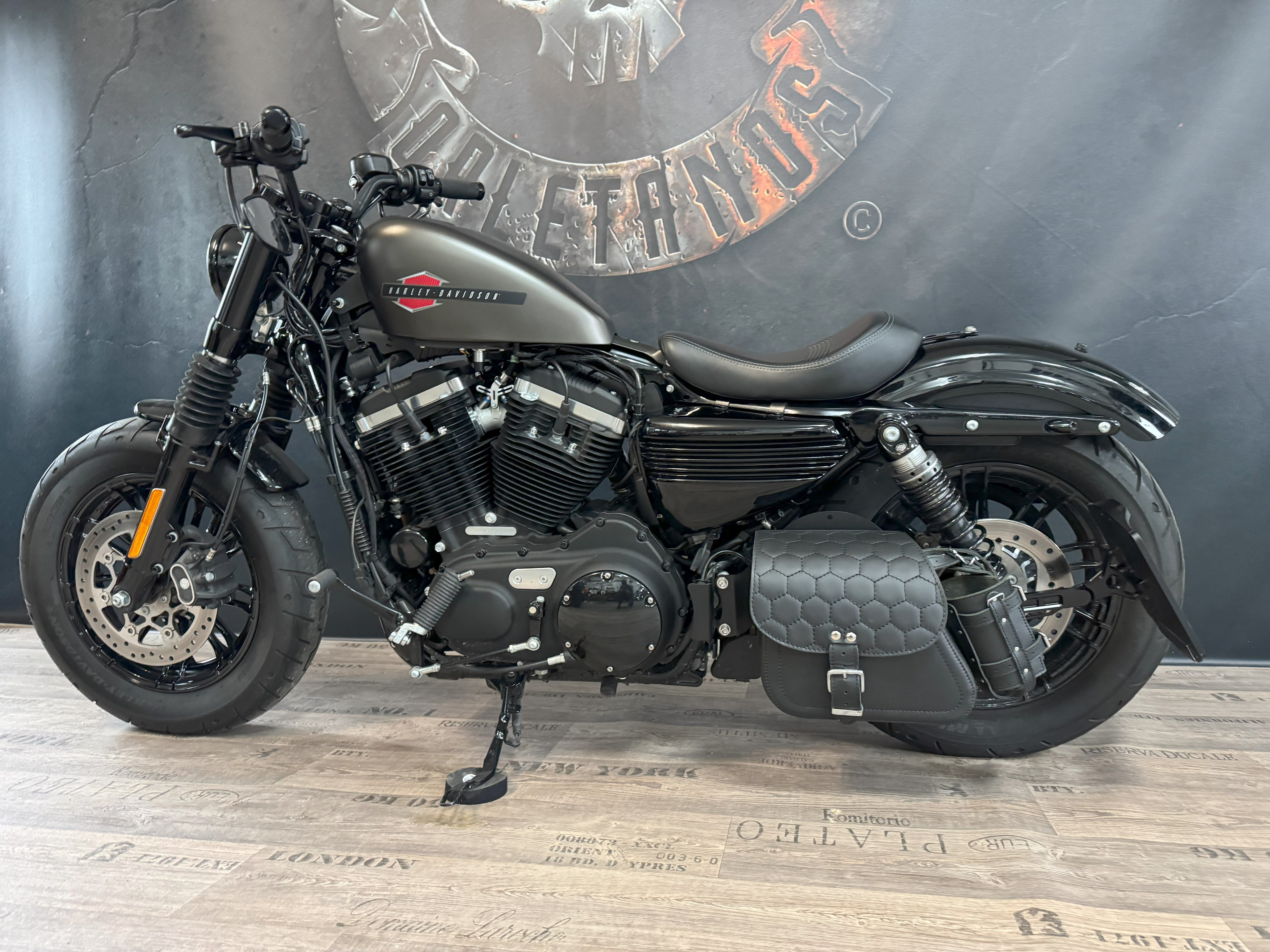 Sporty Comb schwarz Schwingentasche mit Flaschenhalter passend für Harley-Davidson Sportster