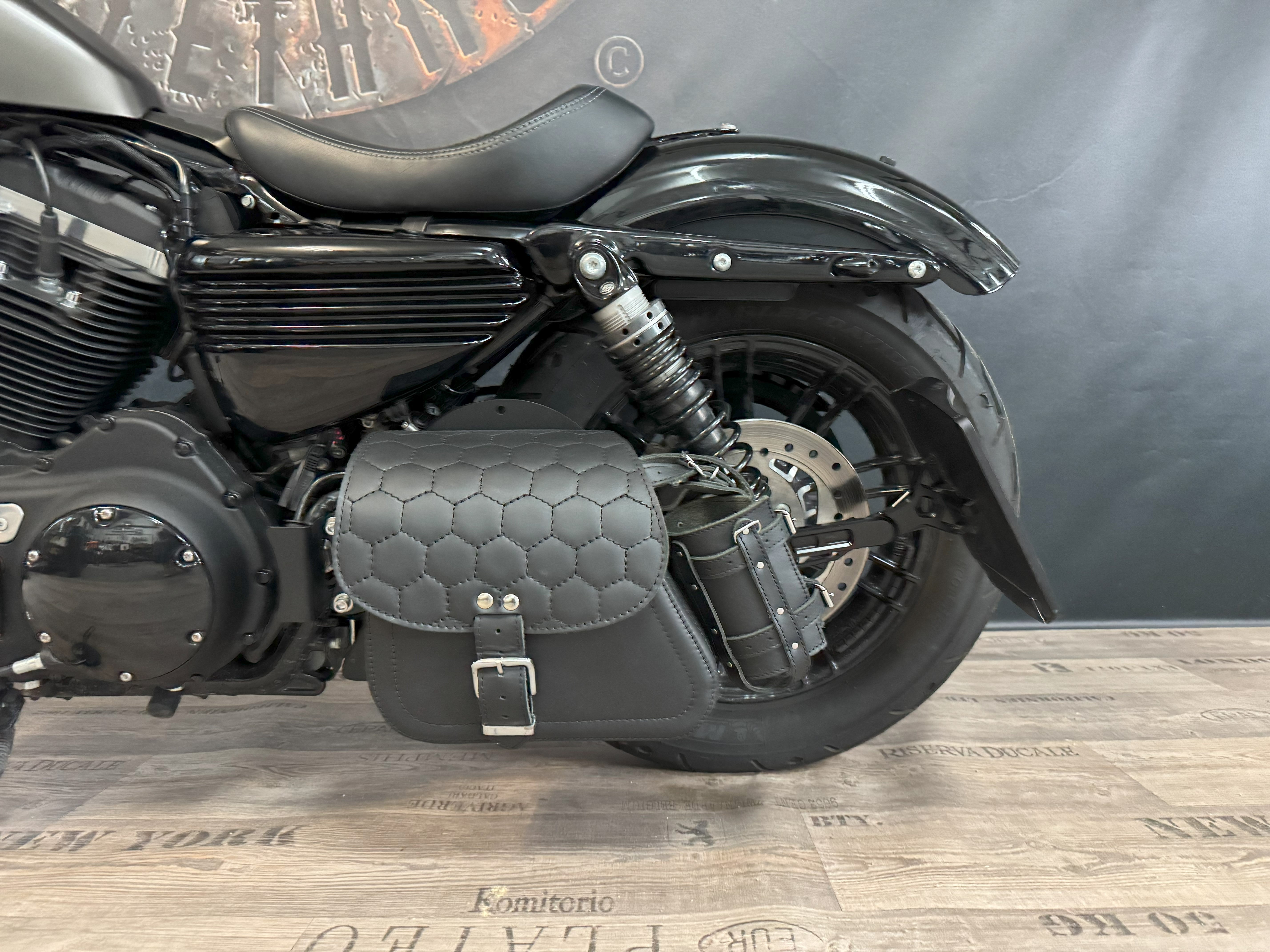 Sporty Comb schwarz Schwingentasche mit Flaschenhalter passend für Harley-Davidson Sportster