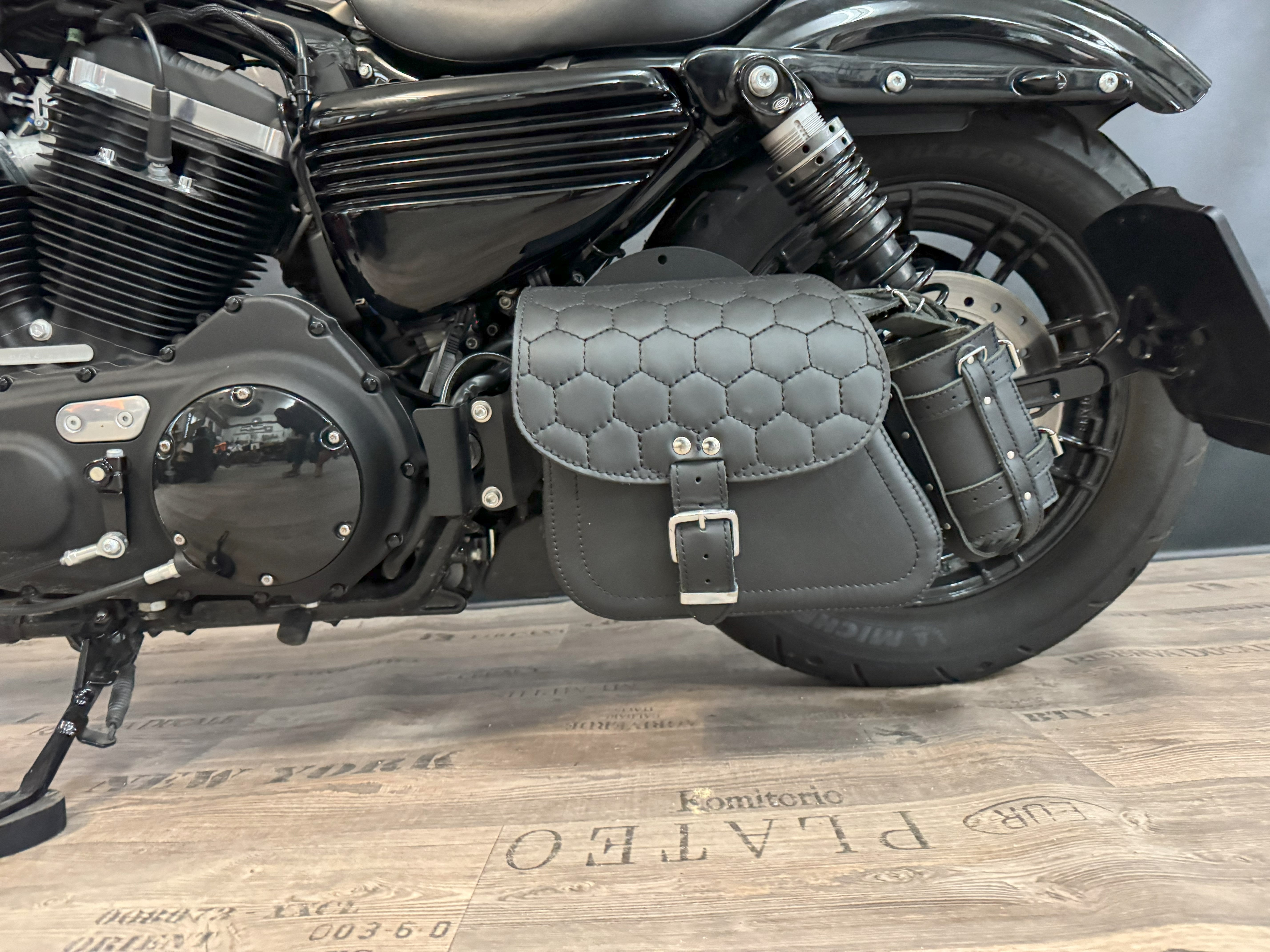 Sporty Comb schwarz Schwingentasche mit Flaschenhalter passend für Harley-Davidson Sportster