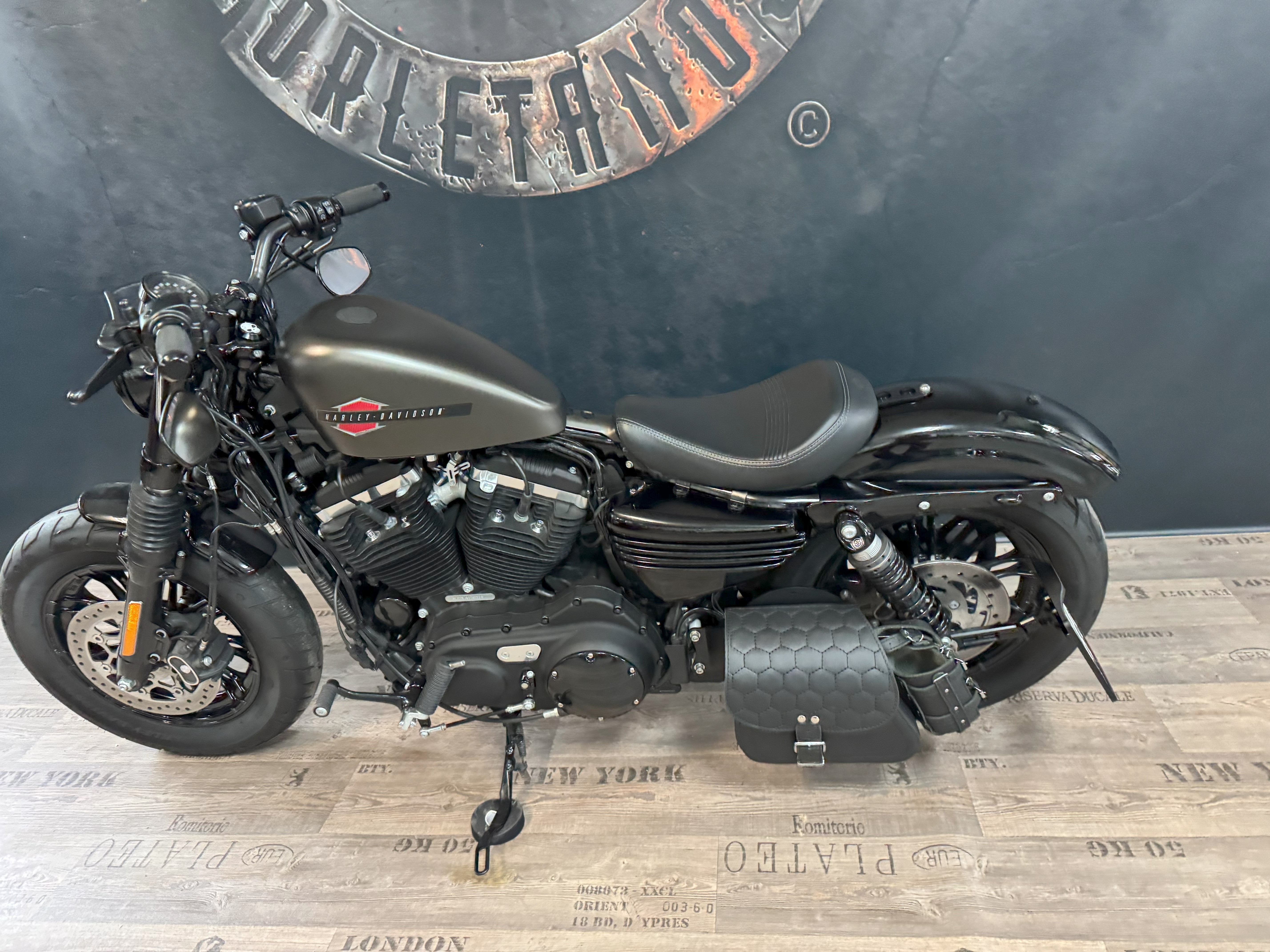 Sporty Comb schwarz Schwingentasche mit Flaschenhalter passend für Harley-Davidson Sportster