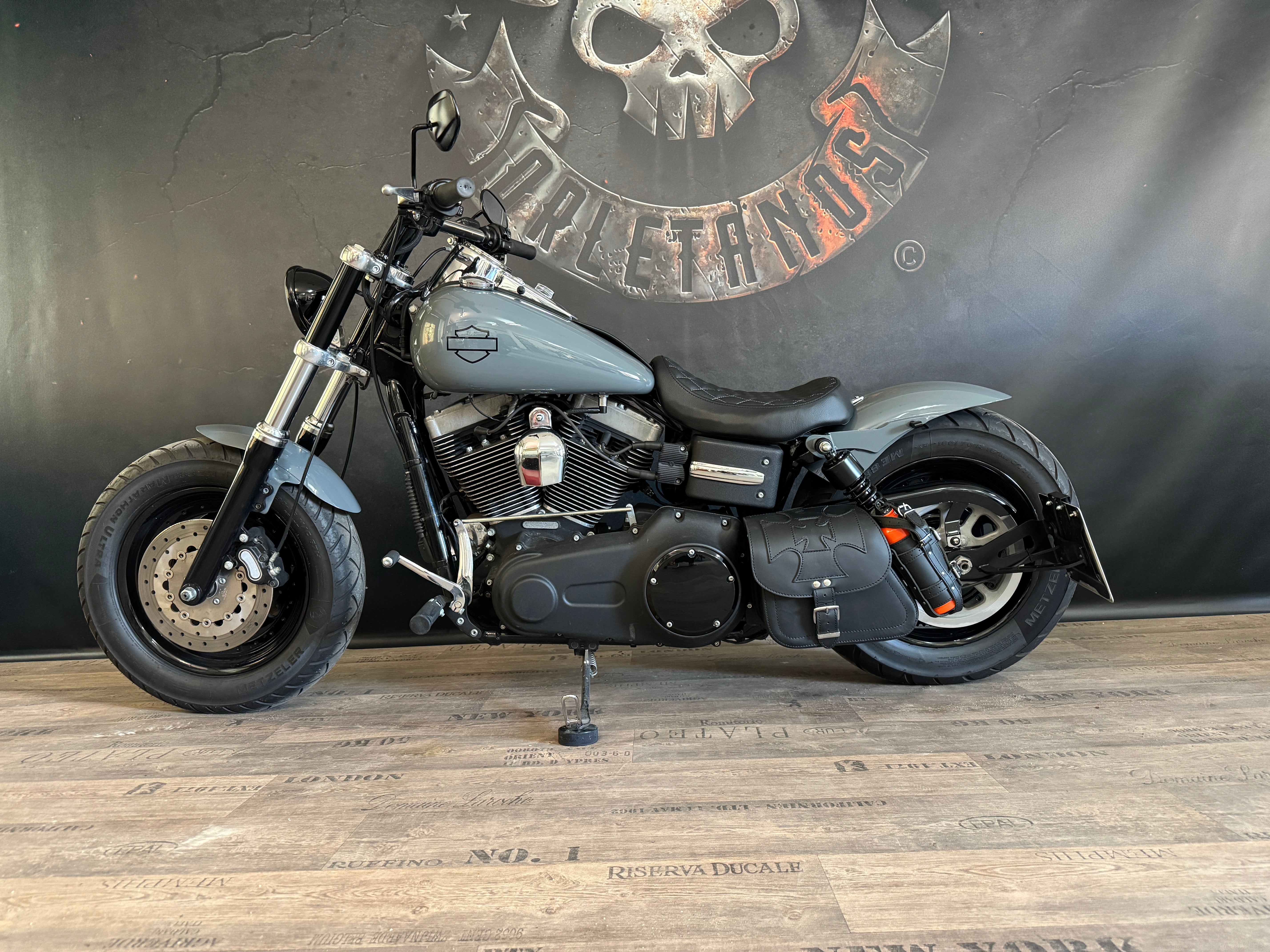 Dyna Malteser schwarz Schwingentasche mit Flaschenhalter passend für Harley-Davidson Street Bob