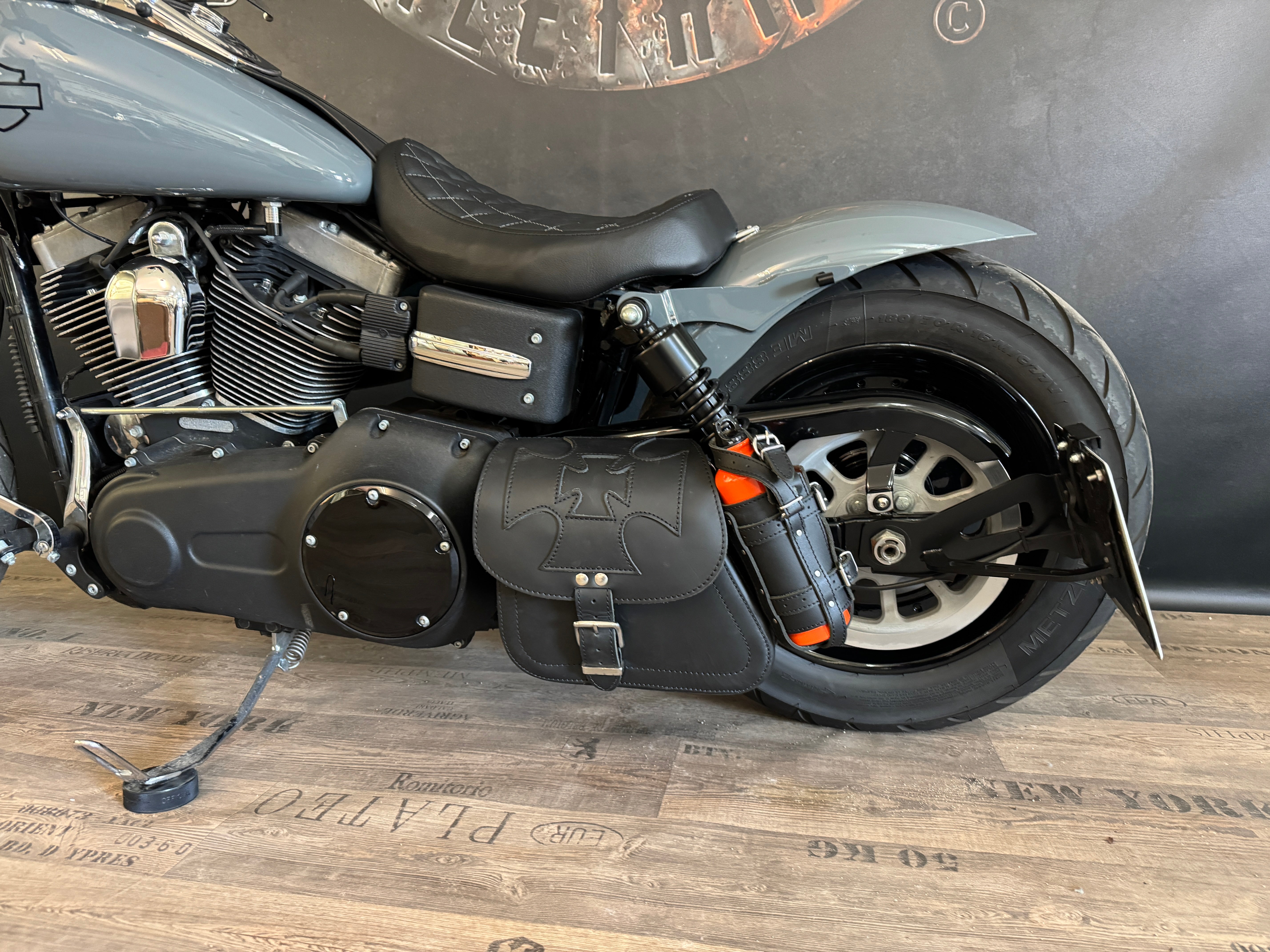 Dyna Malteser schwarz Schwingentasche mit Flaschenhalter passend für Harley-Davidson Street Bob