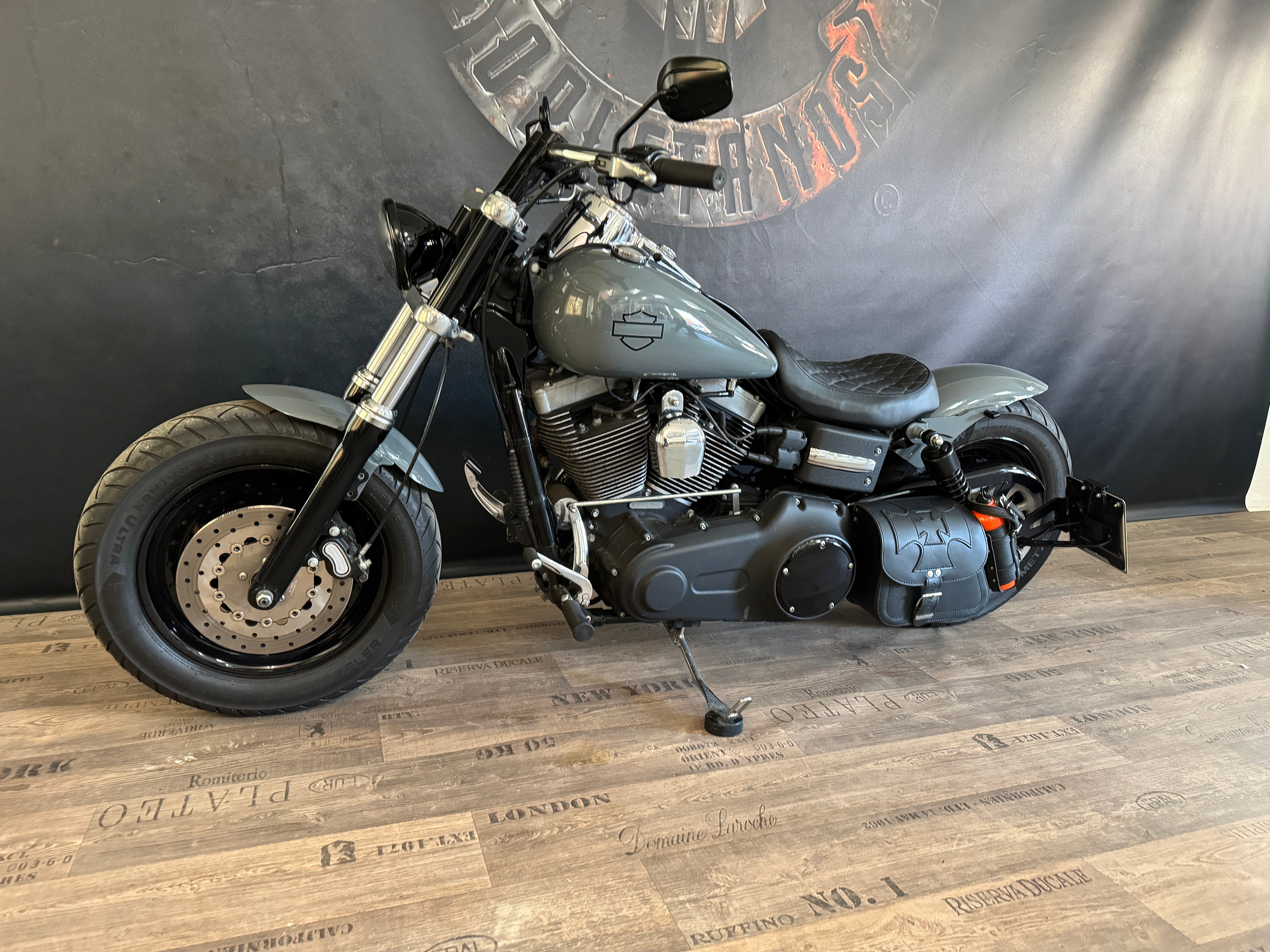 Dyna Malteser schwarz Schwingentasche mit Flaschenhalter passend für Harley-Davidson Street Bob