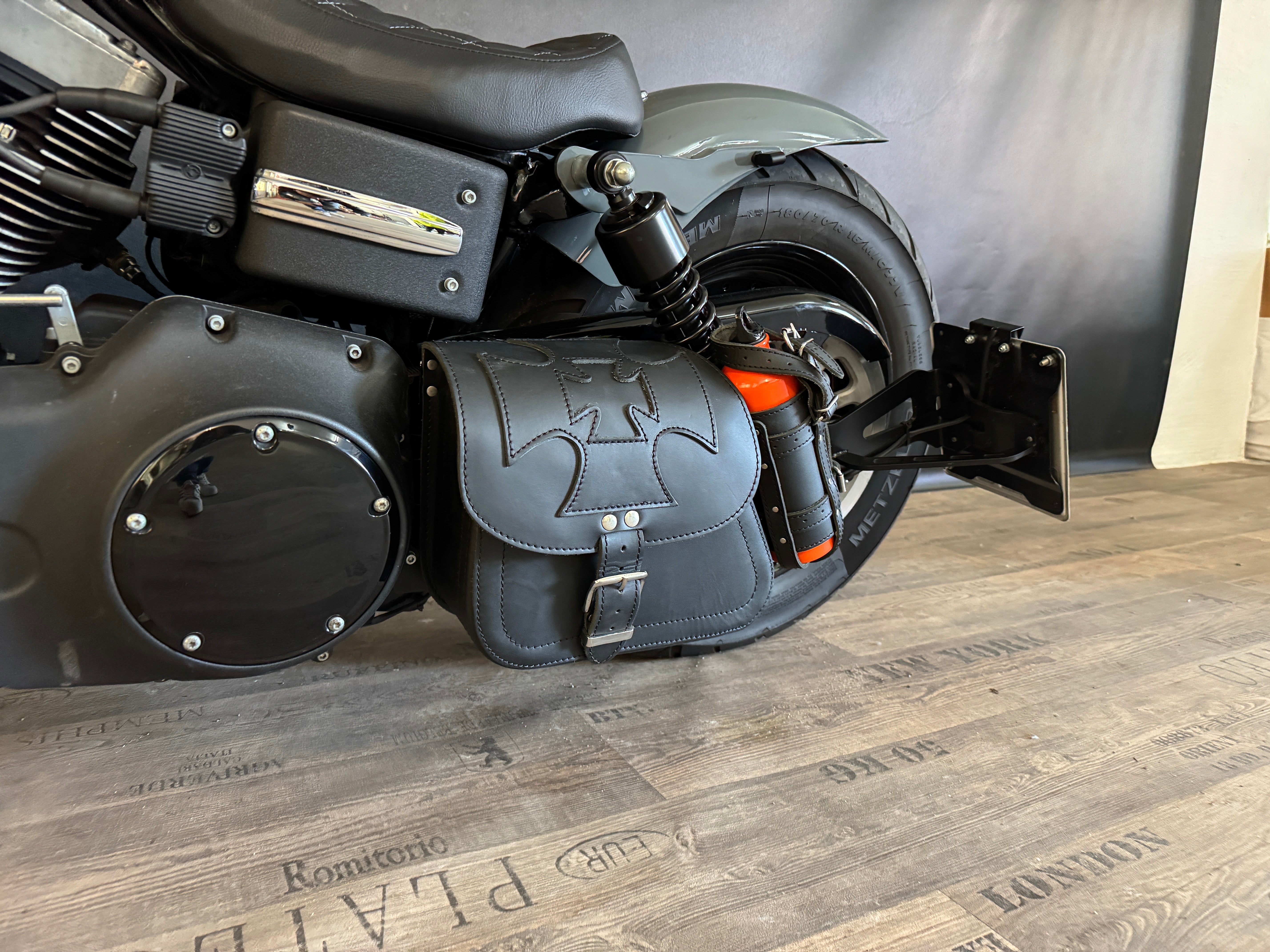 Dyna Malteser schwarz Schwingentasche mit Flaschenhalter passend für Harley-Davidson Street Bob