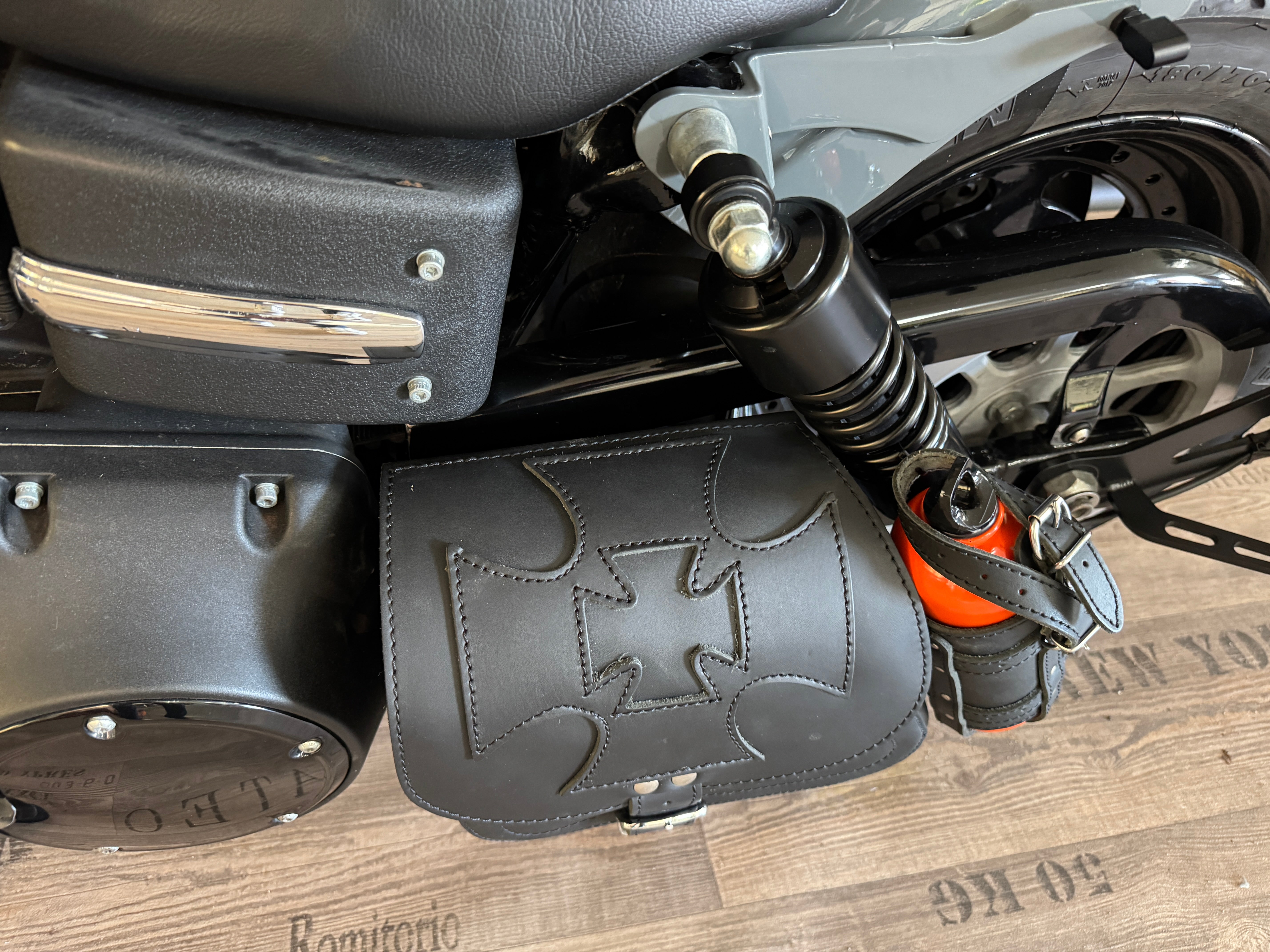 Dyna Malteser schwarz Schwingentasche mit Flaschenhalter passend für Harley-Davidson Street Bob