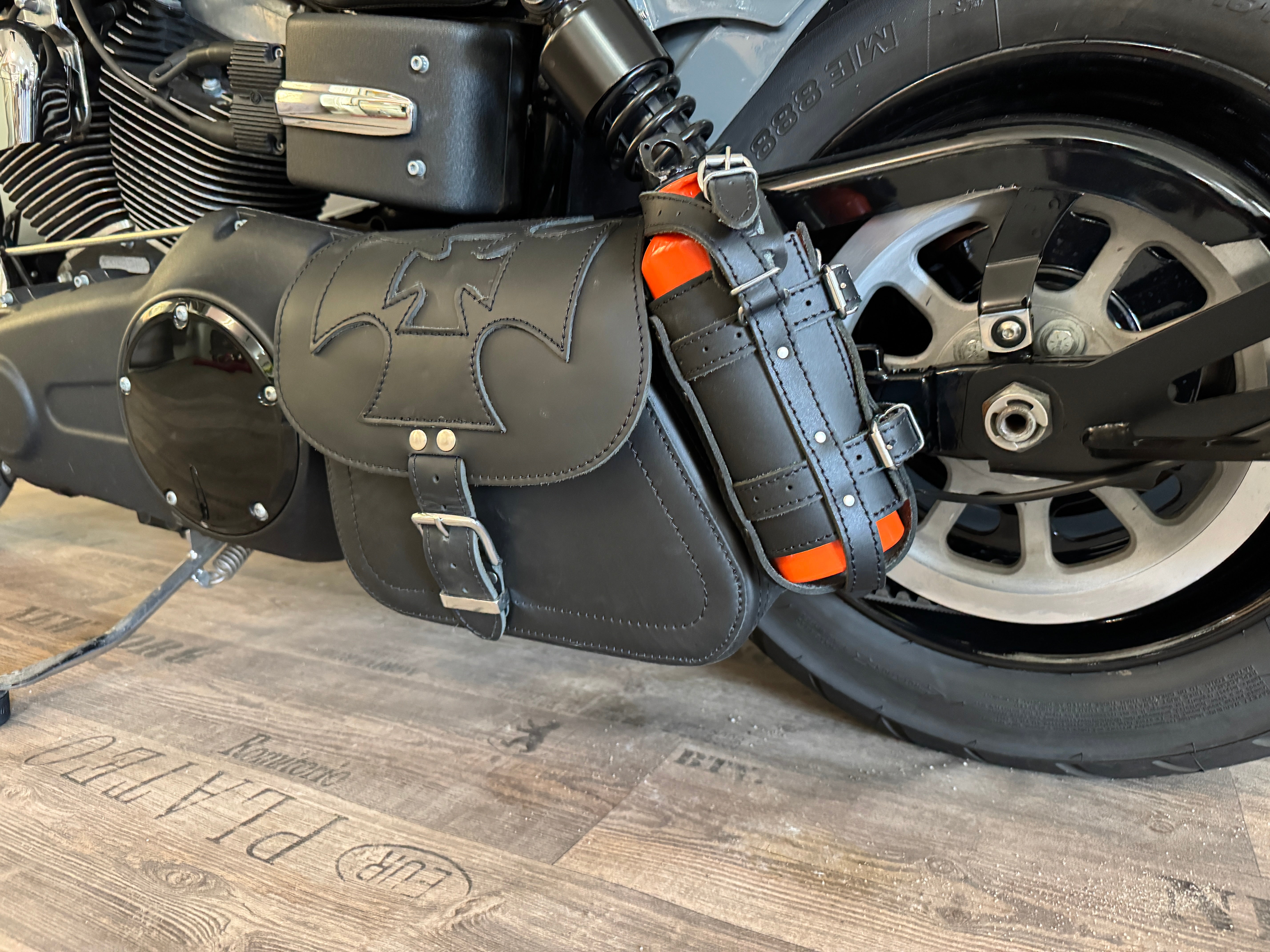 Dyna Malteser schwarz Schwingentasche mit Flaschenhalter passend für Harley-Davidson Street Bob
