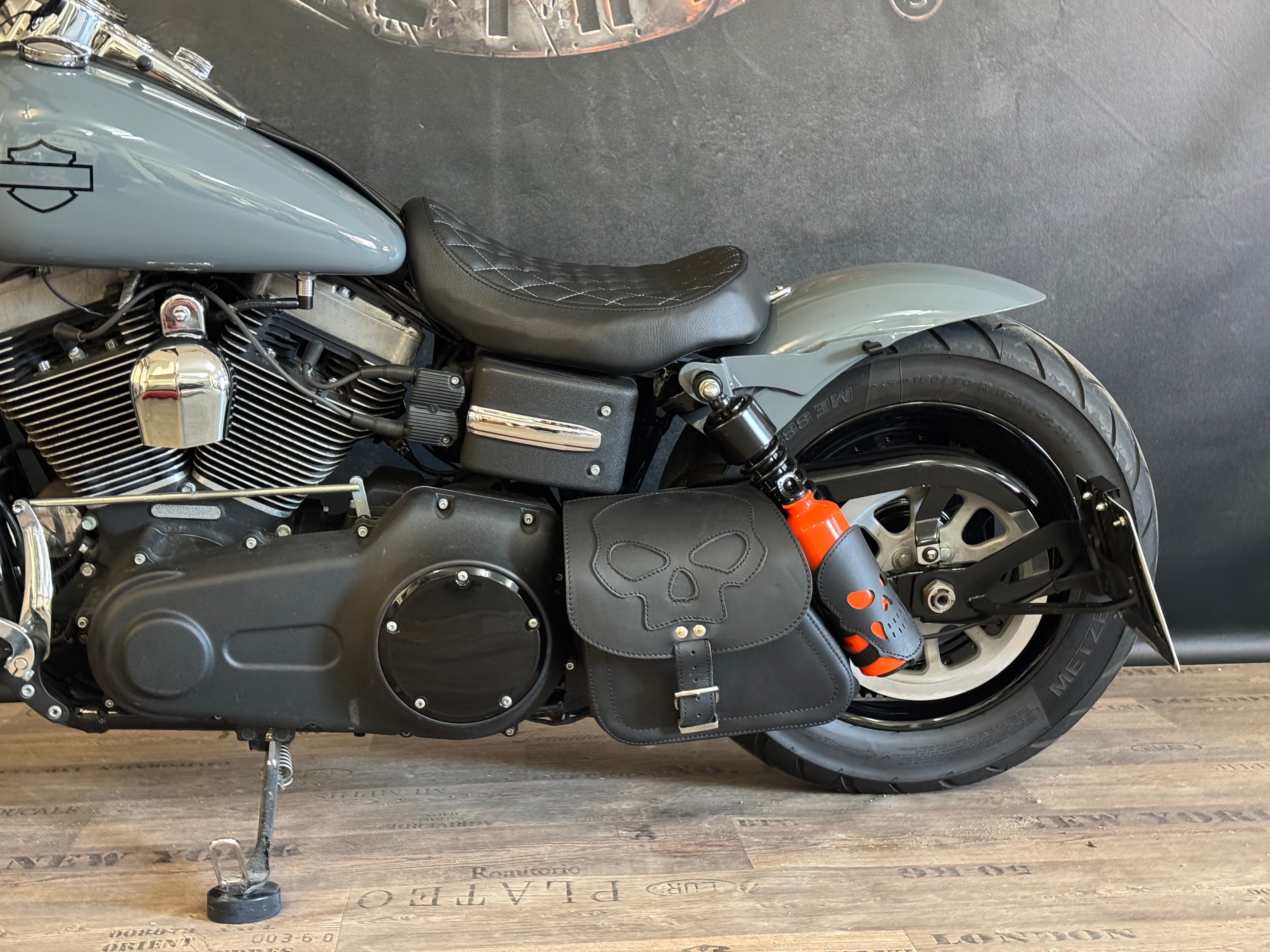 Dyna Skull Schwarz Schwingentasche mit Flaschenhalter passend für Harley-Davidson Street Bob