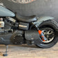 Dyna Skull Schwarz Schwingentasche mit Flaschenhalter passend für Harley-Davidson Street Bob